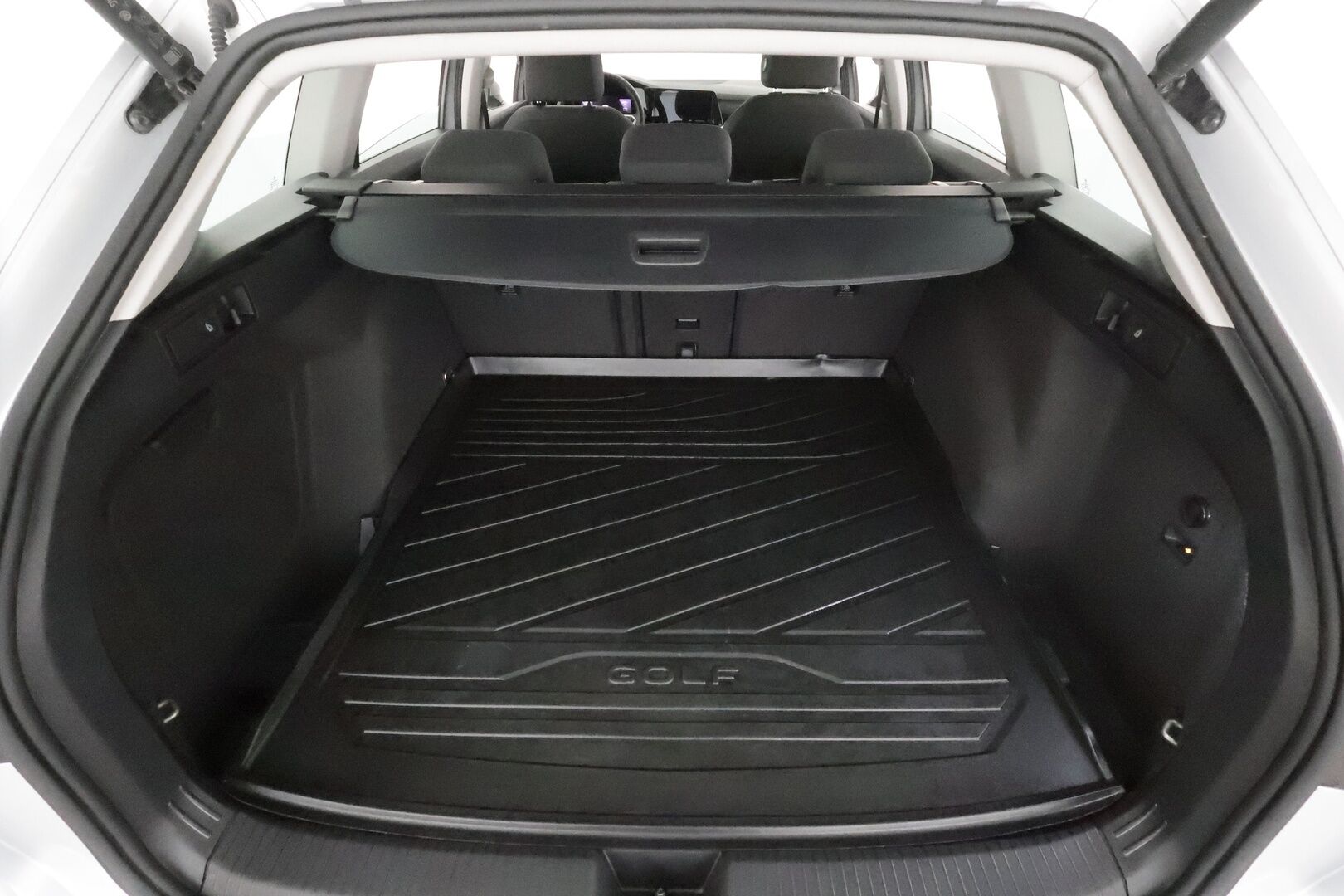 VOLKSWAGEN GOLF 2021 Variant 1,5 eTSI 96 kW (MHEV) DSG **Webasto / Koukku / Adapt.Vakkari / LED-valot / P.kamera / Navi / Kaistavahti** - Kahdet Renkaat