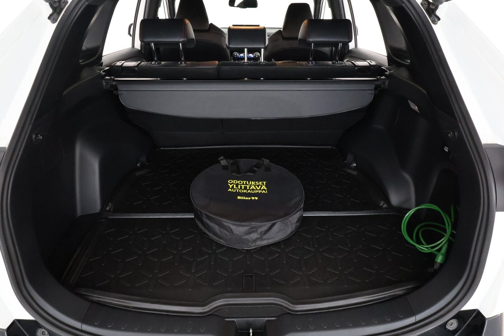 TOYOTA RAV4 PLUG-IN 2021 Hybrid 2,5 AWD-i Style **Adapt.Vakkari / LED-valot / Sisätilanlämmitin / P.Kamera / Koukku / Kaistavahti / Keyless** - 2x Latauskaapelit / Kahdet Renkaat