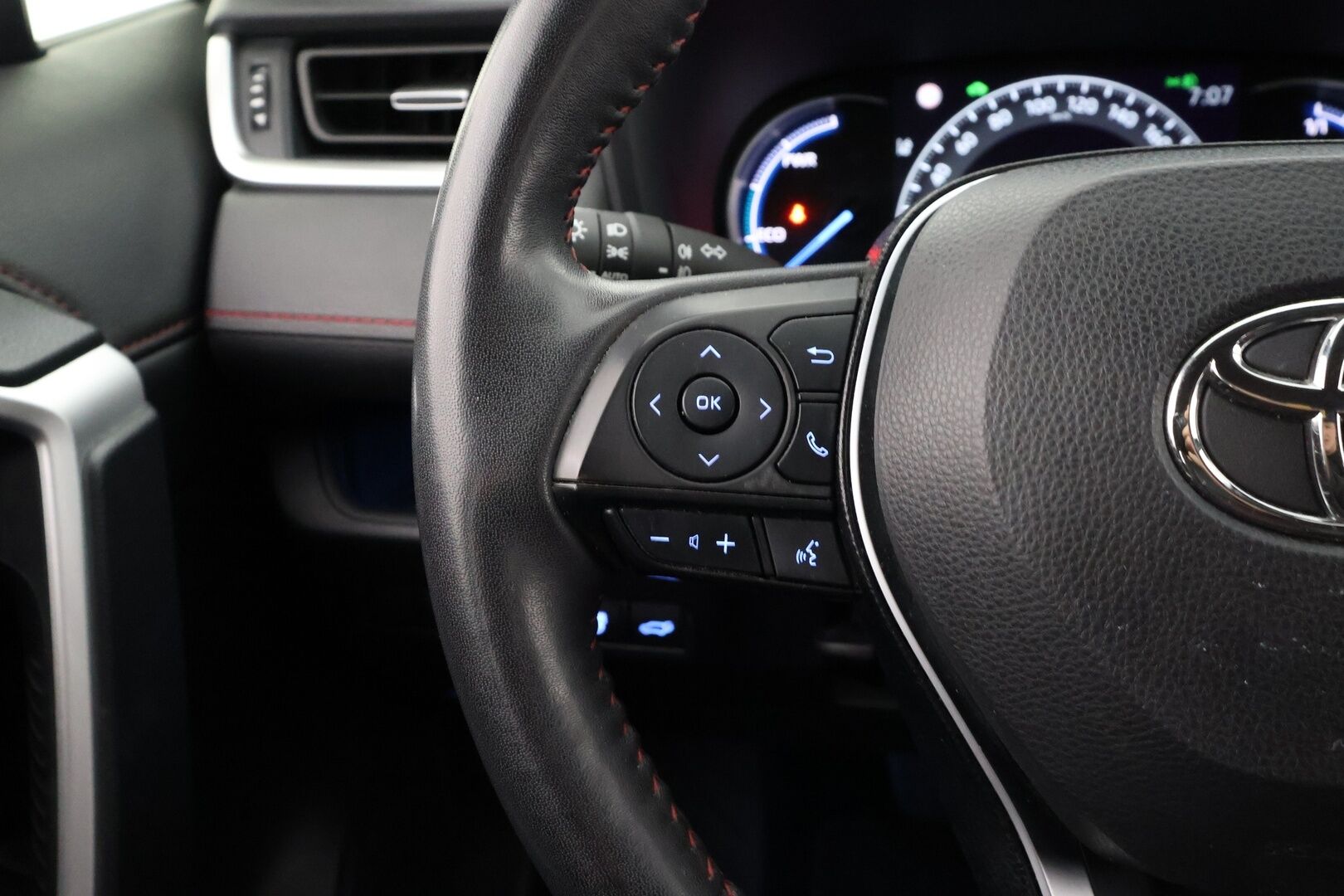 TOYOTA RAV4 PLUG-IN 2021 Hybrid 2,5 AWD-i Style **Adapt.Vakkari / LED-valot / Sisätilanlämmitin / P.Kamera / Koukku / Kaistavahti / Keyless** - 2x Latauskaapelit / Kahdet Renkaat