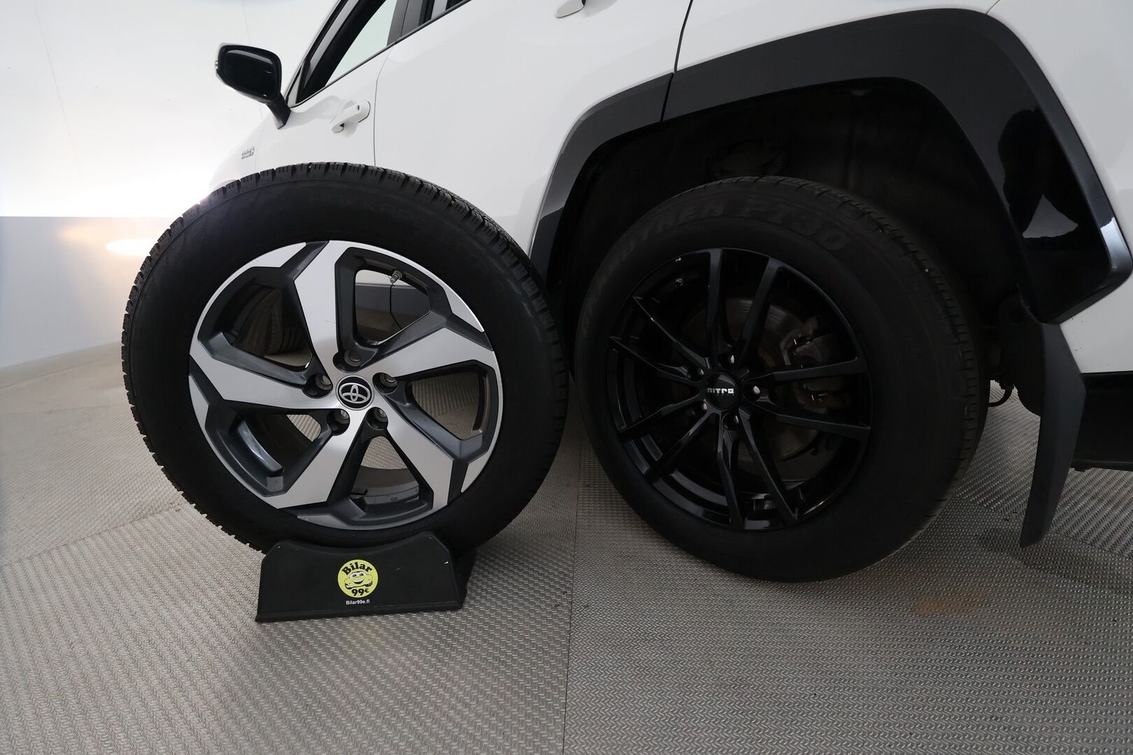 TOYOTA RAV4 PLUG-IN 2021 Hybrid 2,5 AWD-i Style **Adapt.Vakkari / LED-valot / Sisätilanlämmitin / P.Kamera / Koukku / Kaistavahti / Keyless** - 2x Latauskaapelit / Kahdet Renkaat