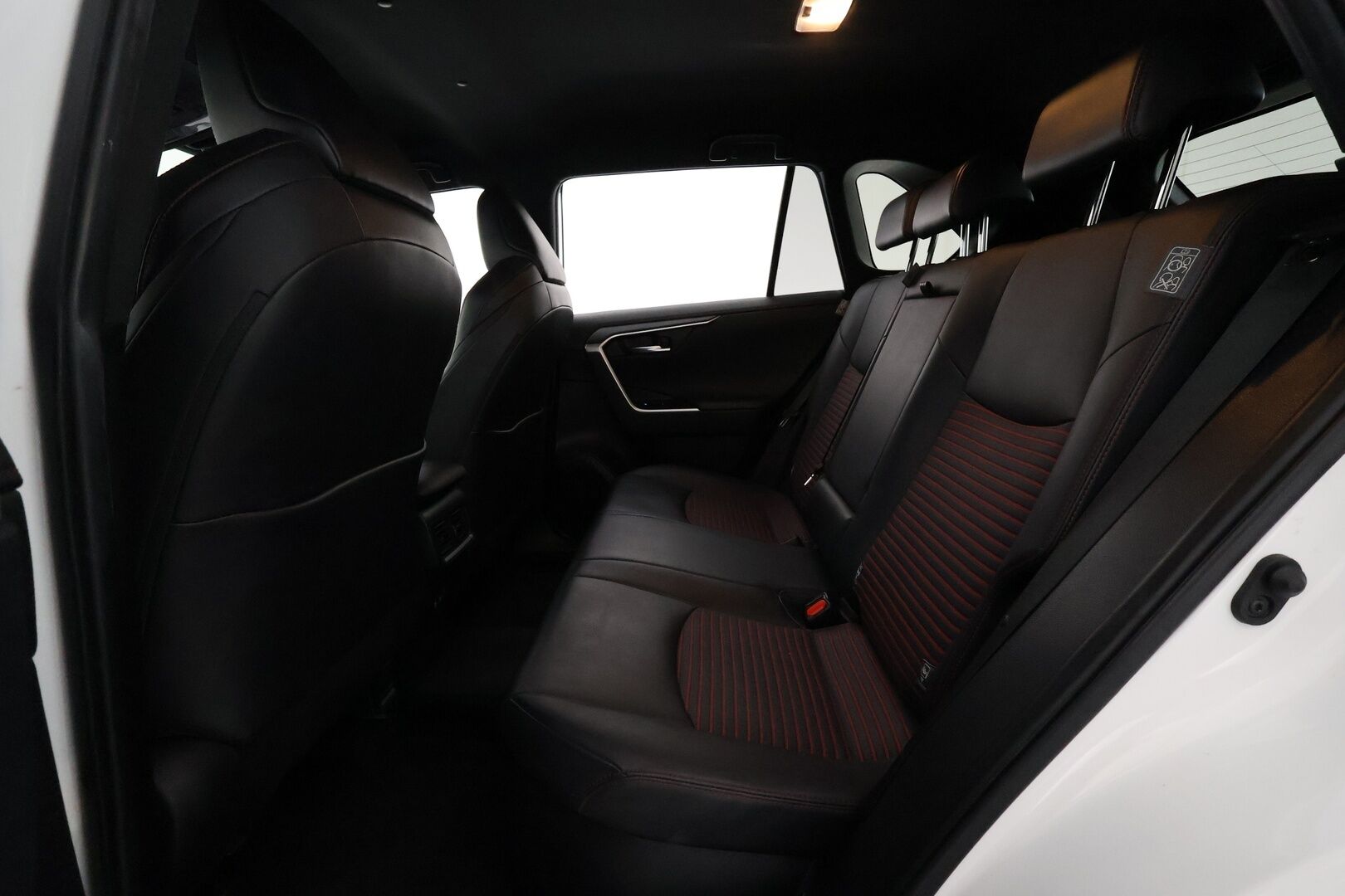 TOYOTA RAV4 PLUG-IN 2021 Hybrid 2,5 AWD-i Style **Adapt.Vakkari / LED-valot / Sisätilanlämmitin / P.Kamera / Koukku / Kaistavahti / Keyless** - 2x Latauskaapelit / Kahdet Renkaat
