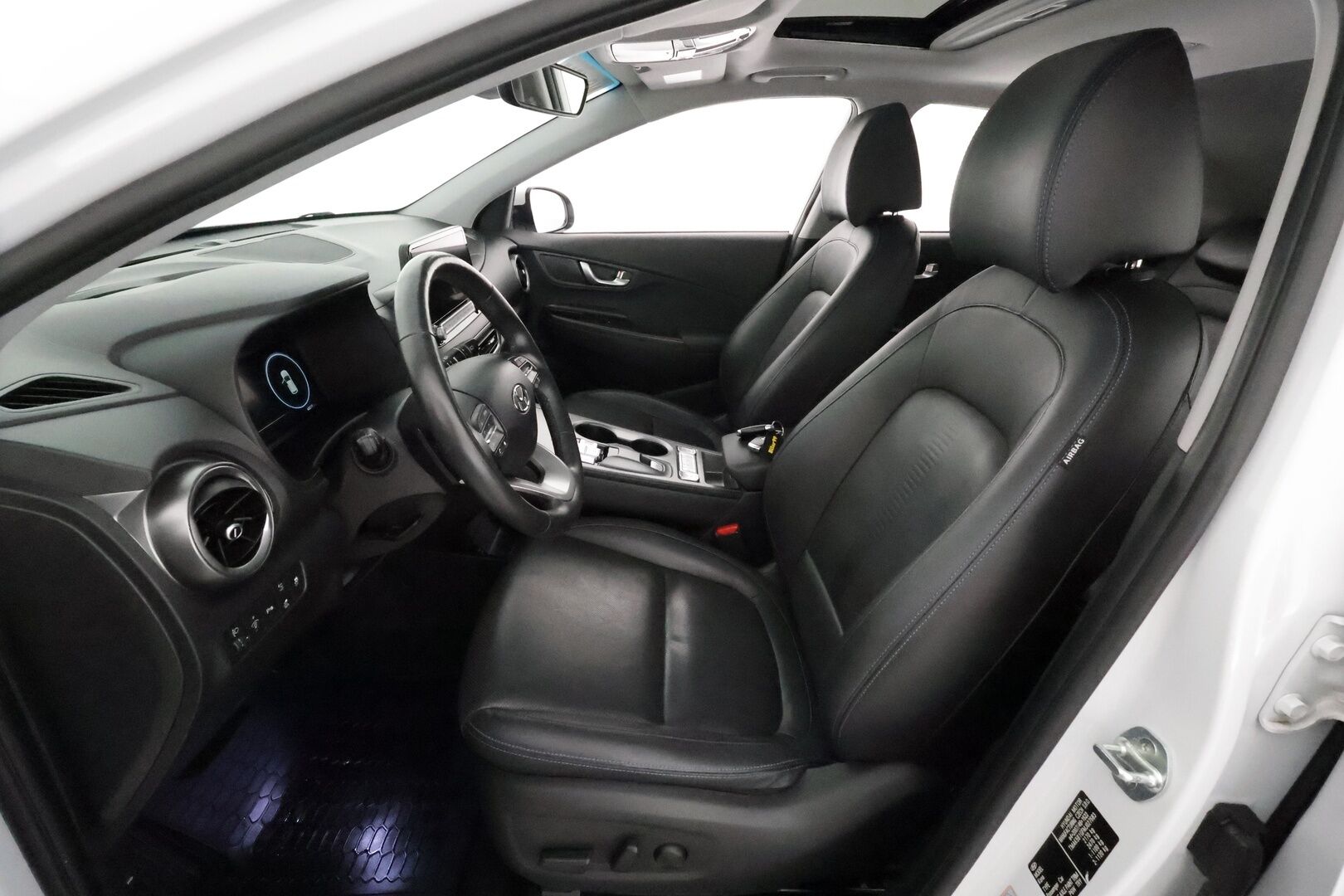 HYUNDAI KONA 2021 electric 64 kWh 204 hv Style **Lämpöpumppu / Adapt.vakkari / Kattoluukku / Ilmastoidut penkit / P.kamera / Apple&Android** - Merkkihuollettu / Kahdet renkaat vanteilla