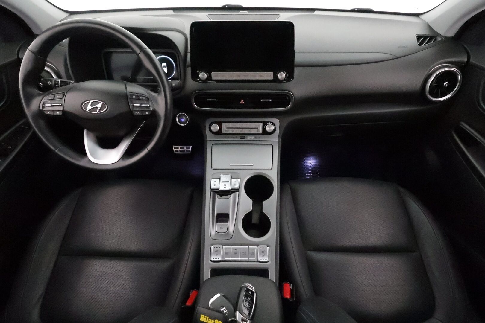 HYUNDAI KONA 2021 electric 64 kWh 204 hv Style **Lämpöpumppu / Adapt.vakkari / Kattoluukku / Ilmastoidut penkit / P.kamera / Apple&Android** - Merkkihuollettu / Kahdet renkaat vanteilla