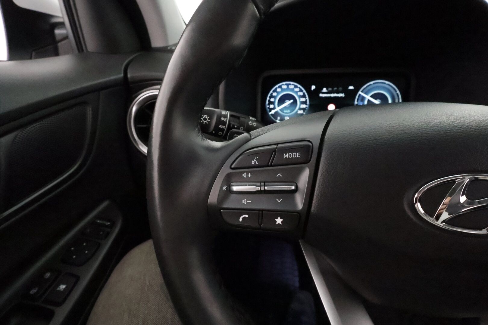 HYUNDAI KONA 2021 electric 64 kWh 204 hv Style **Lämpöpumppu / Adapt.vakkari / Kattoluukku / Ilmastoidut penkit / P.kamera / Apple&Android** - Merkkihuollettu / Kahdet renkaat vanteilla