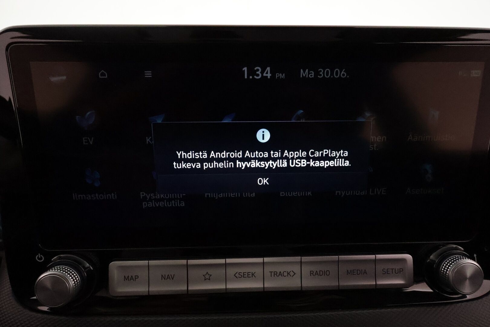 HYUNDAI KONA 2021 electric 64 kWh 204 hv Style **Lämpöpumppu / Adapt.vakkari / Kattoluukku / Ilmastoidut penkit / P.kamera / Apple&Android** - Merkkihuollettu / Kahdet renkaat vanteilla