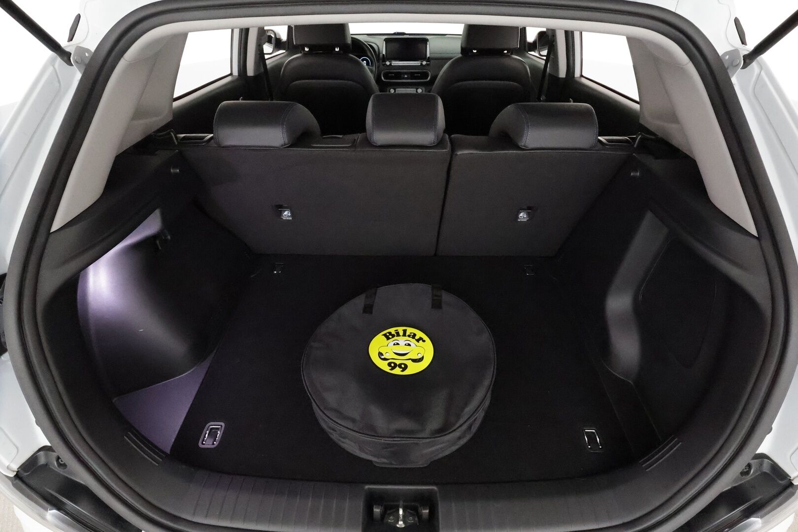 HYUNDAI KONA 2021 electric 64 kWh 204 hv Style **Lämpöpumppu / Adapt.vakkari / Kattoluukku / Ilmastoidut penkit / P.kamera / Apple&Android** - Merkkihuollettu / Kahdet renkaat vanteilla