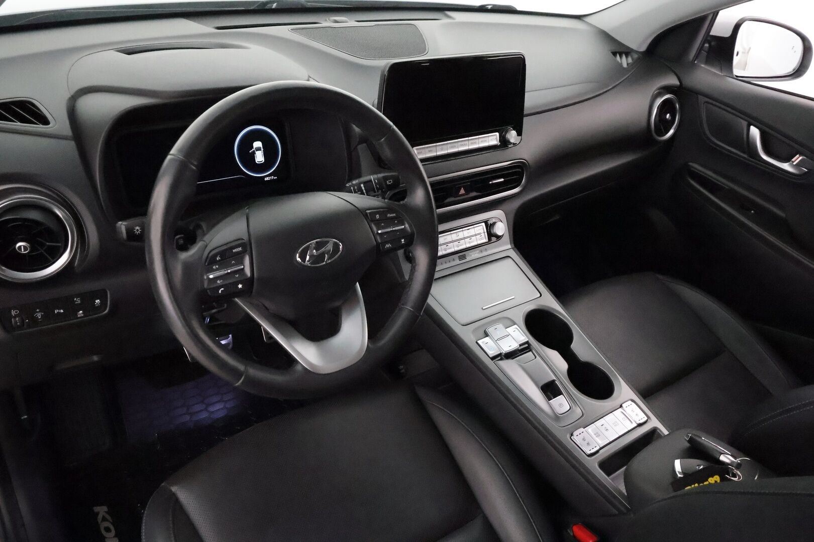 HYUNDAI KONA 2021 electric 64 kWh 204 hv Style **Lämpöpumppu / Adapt.vakkari / Kattoluukku / Ilmastoidut penkit / P.kamera / Apple&Android** - Merkkihuollettu / Kahdet renkaat vanteilla