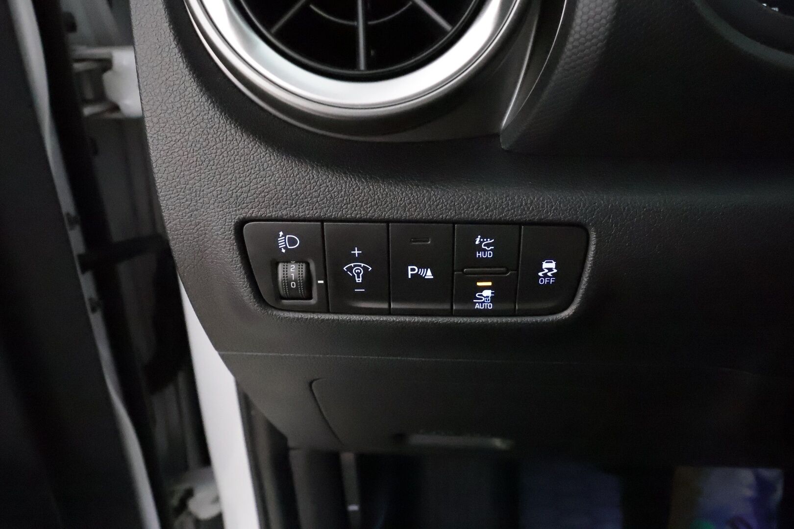HYUNDAI KONA 2021 electric 64 kWh 204 hv Style **Lämpöpumppu / Adapt.vakkari / Kattoluukku / Ilmastoidut penkit / P.kamera / Apple&Android** - Merkkihuollettu / Kahdet renkaat vanteilla