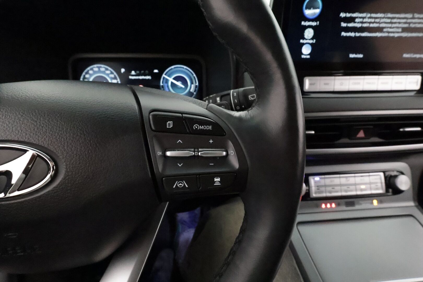 HYUNDAI KONA 2021 electric 64 kWh 204 hv Style **Lämpöpumppu / Adapt.vakkari / Kattoluukku / Ilmastoidut penkit / P.kamera / Apple&Android** - Merkkihuollettu / Kahdet renkaat vanteilla