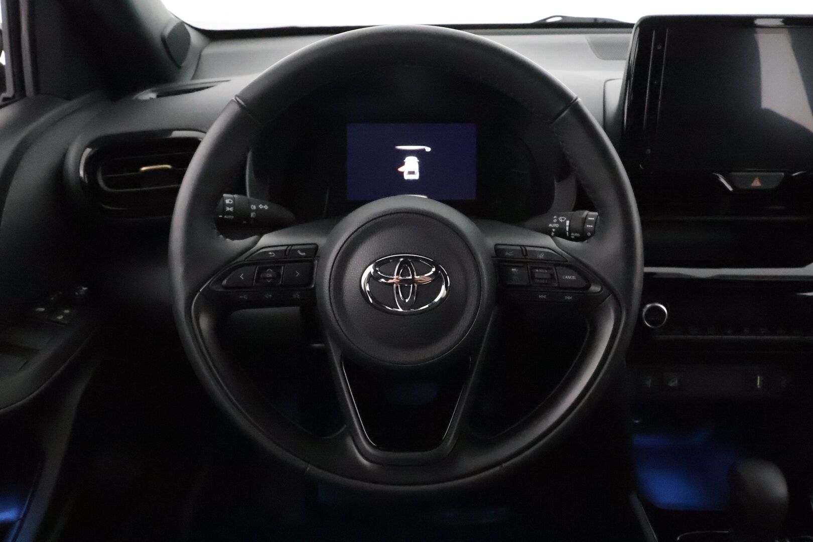 TOYOTA YARIS CROSS 2022 1,5 Hybrid AWD-i Adventure **Adapt.vakkari / Navi / P.kamera / KeylessGo / Puolinahat** - *Upea metalliväri / Haluttu Adventure malli / Kahdet renkaat vantein / Hyödynnä rahoitustarjous!*