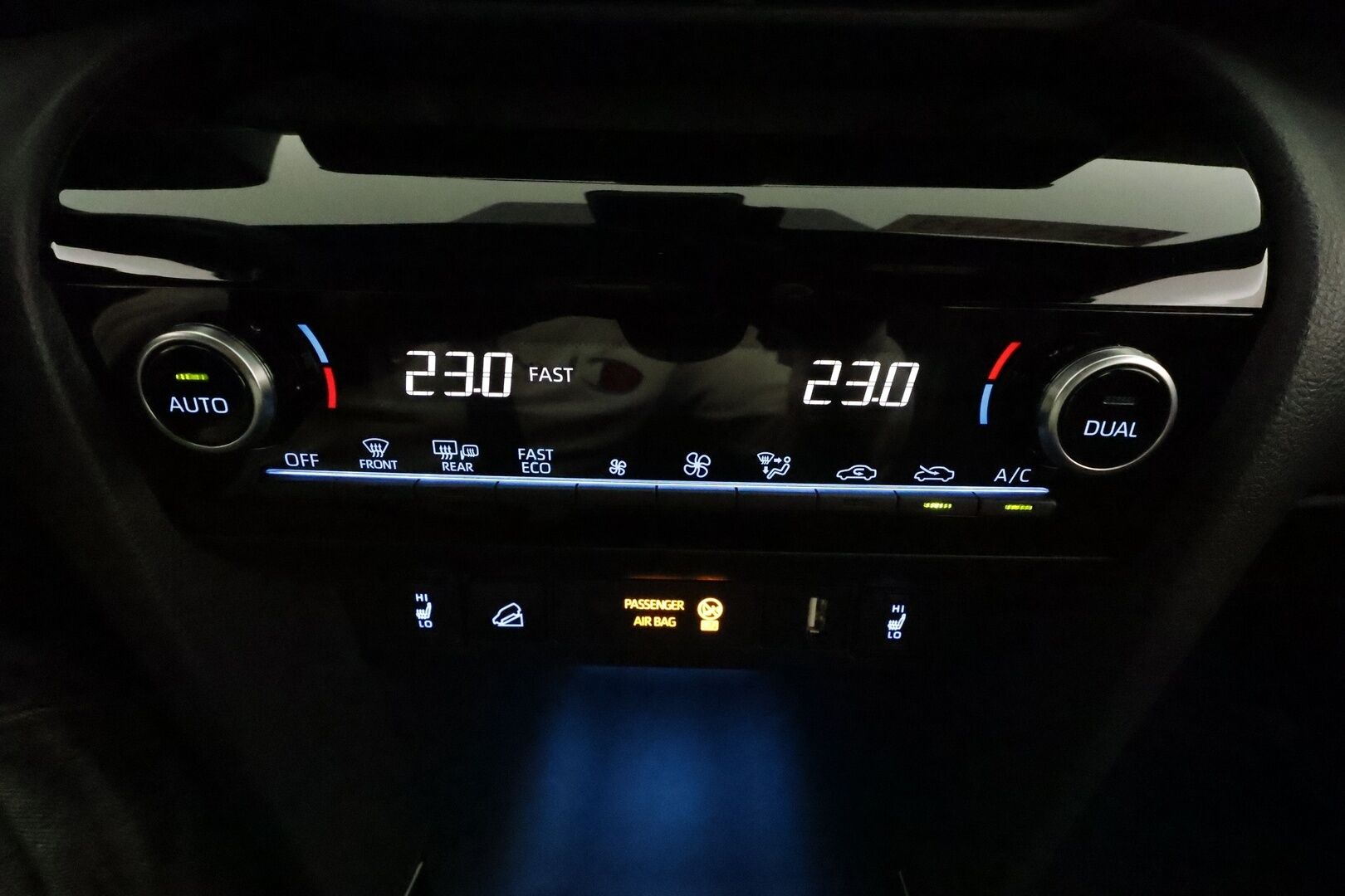 TOYOTA YARIS CROSS 2022 1,5 Hybrid AWD-i Adventure **Adapt.vakkari / Navi / P.kamera / KeylessGo / Puolinahat** - *Upea metalliväri / Haluttu Adventure malli / Kahdet renkaat vantein / Hyödynnä rahoitustarjous!*