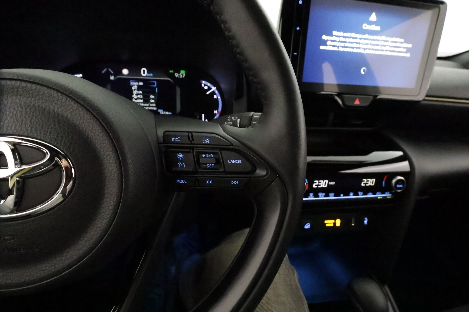 TOYOTA YARIS CROSS 2022 1,5 Hybrid AWD-i Adventure **Adapt.vakkari / Navi / P.kamera / KeylessGo / Puolinahat** - *Upea metalliväri / Haluttu Adventure malli / Kahdet renkaat vantein / Hyödynnä rahoitustarjous!*