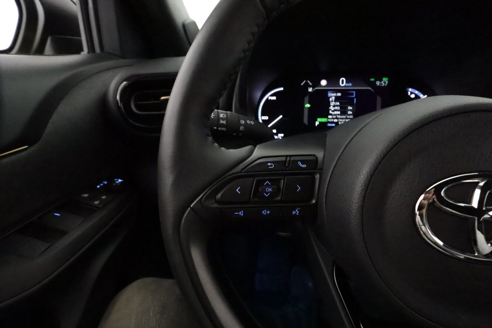 TOYOTA YARIS CROSS 2022 1,5 Hybrid AWD-i Adventure **Adapt.vakkari / Navi / P.kamera / KeylessGo / Puolinahat** - *Upea metalliväri / Haluttu Adventure malli / Kahdet renkaat vantein / Hyödynnä rahoitustarjous!*