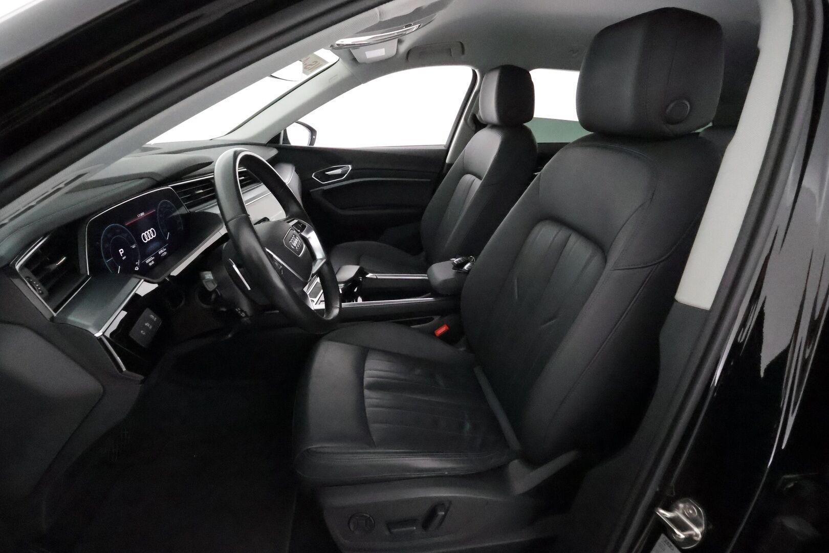 AUDI E-TRON 2022 55 Quattro 408hv 95kWh Proline **Adapt.vakkari / Koukku / Muistipenkki / Nahat / P.tutkat / Digimittaristo** - 3,99 % KORKOTARJOUS TÄHÄN AUTOON - Merkkihuollettu / Akku kuntotarkastettu!