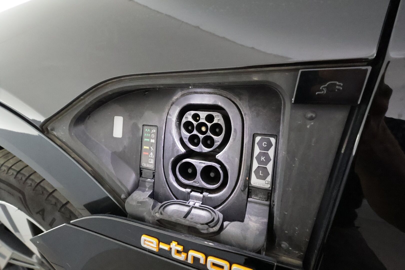 AUDI E-TRON 2022 55 Quattro 408hv 95kWh Proline **Adapt.vakkari / Koukku / Muistipenkki / Nahat / P.tutkat / Digimittaristo** - 3,99 % KORKOTARJOUS TÄHÄN AUTOON - Merkkihuollettu / Akku kuntotarkastettu!