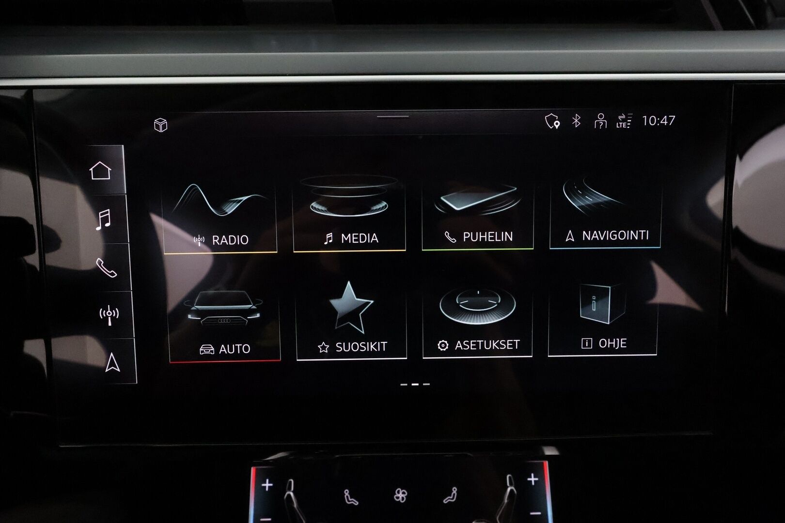 AUDI E-TRON 2022 55 Quattro 408hv 95kWh Proline **Adapt.vakkari / Koukku / Muistipenkki / Nahat / P.tutkat / Digimittaristo** - 3,99 % KORKOTARJOUS TÄHÄN AUTOON - Merkkihuollettu / Akku kuntotarkastettu!