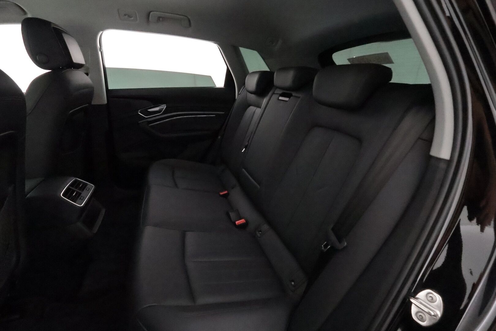 AUDI E-TRON 2022 55 Quattro 408hv 95kWh Proline **Adapt.vakkari / Koukku / Muistipenkki / Nahat / P.tutkat / Digimittaristo** - 3,99 % KORKOTARJOUS TÄHÄN AUTOON - Merkkihuollettu / Akku kuntotarkastettu!
