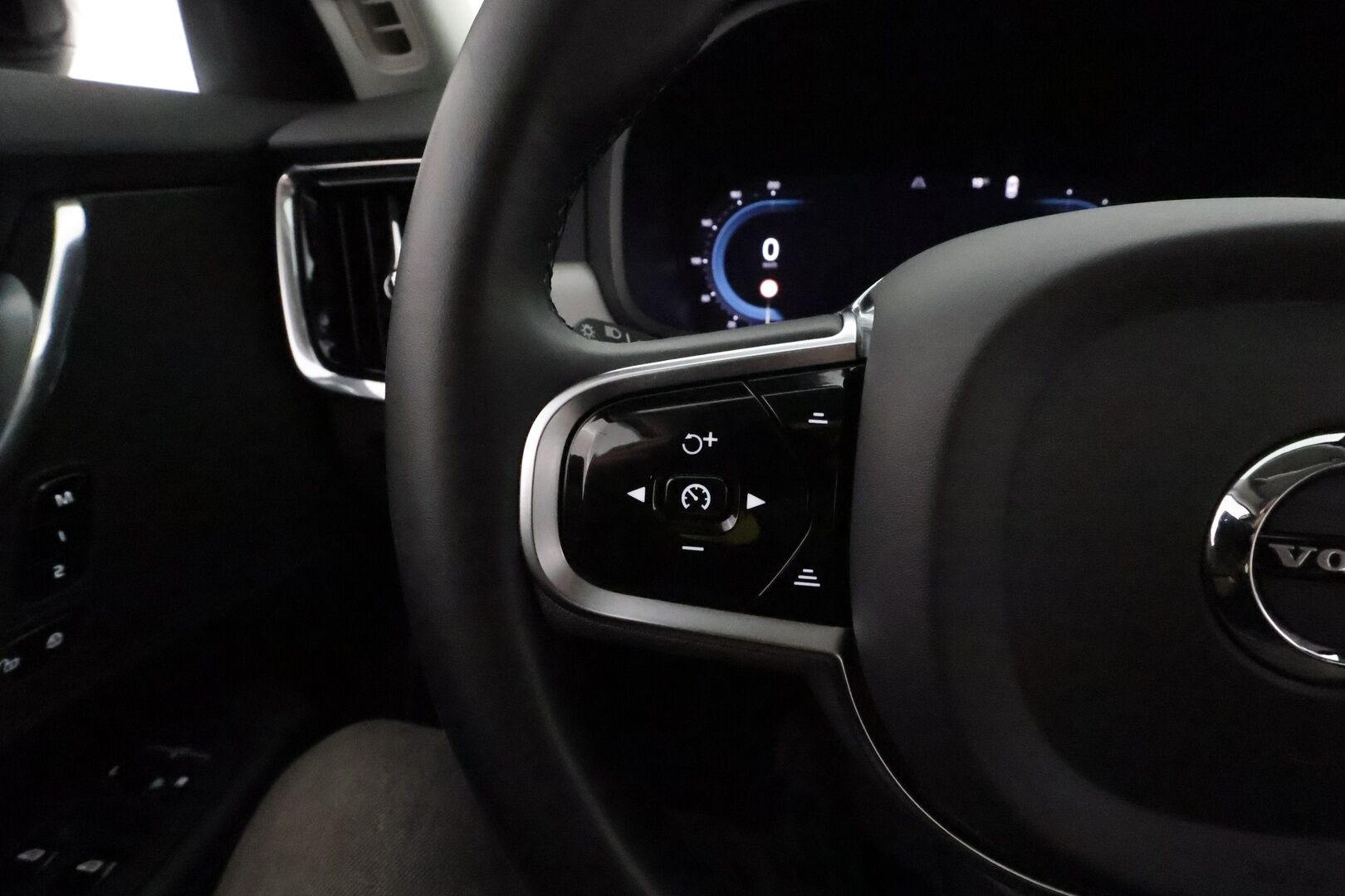 Volvo V90 2023 T6 AWD Long Range Plus Dark *ACC / Full LED / Koukku / Muistipenkit / Digimittaristo / BLIS / KeylessGo* - KATSO KAMPANJAHINTA! / Merkkihuollettu / SoH testattu / Kahdet renkaat / ALV - HULLUT BLACKWEEK JATKOT - KORKOTARJOUS 2,49%