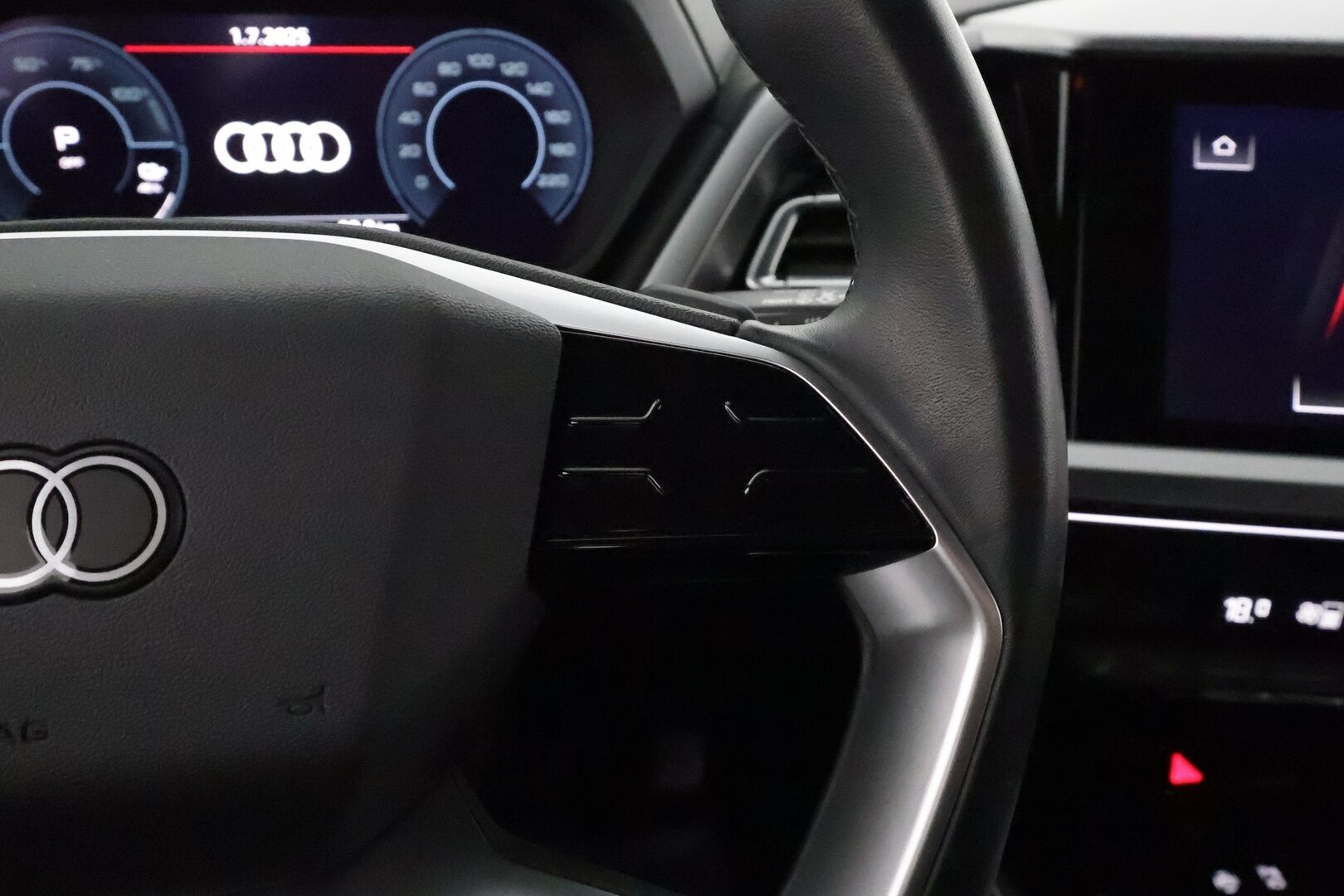AUDI Q4 E-TRON 2022 50 e-tron quattro **Adapt.vakkari / Lämpöpumppu / Sporttipenkit / P.kamera / KeylessGo / Koukku / Digimittaristo** - 3,99 % KORKOTARJOUS TÄHÄN AUTOON - Akku kuntotarkastettu!