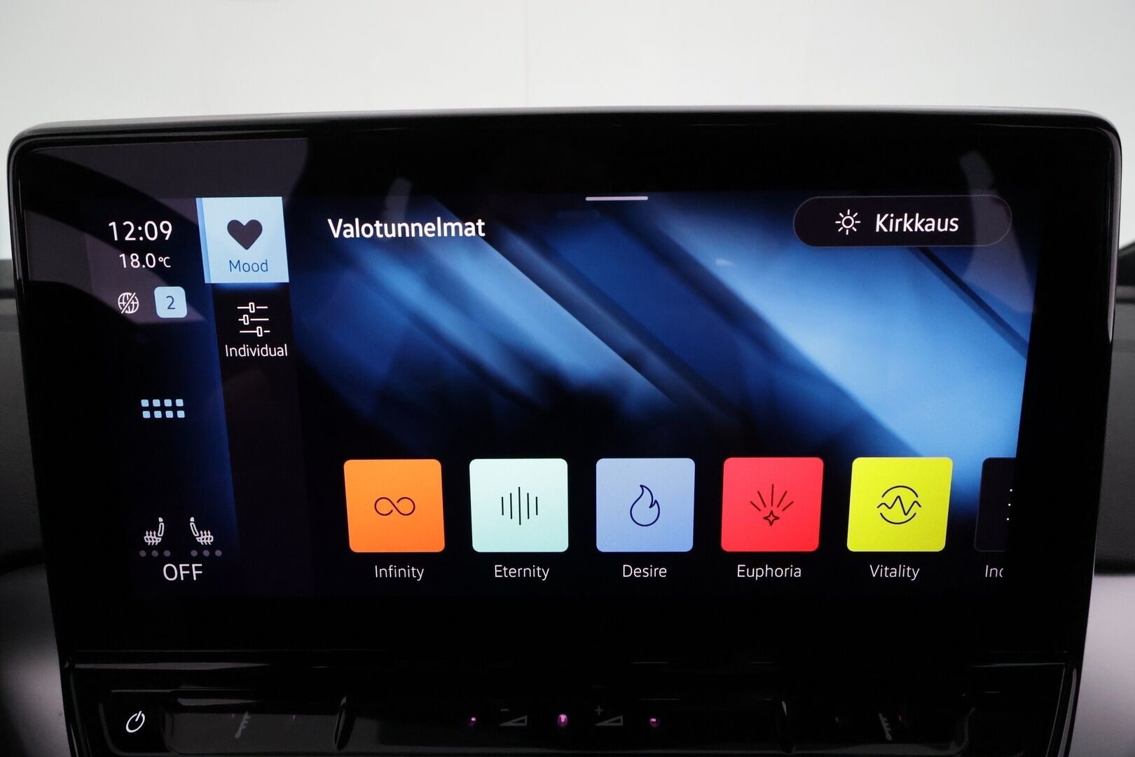 VOLKSWAGEN ID.4 2022 150 Pro Performance **Adapt.vakkari / Lämpöpumppu / P.tutkat / Digimittaristo / LED** - Akku kuntotarkastettu / Merkkihuollettu / Ratinlämmitin / Lämmitettävä tuulilasi
