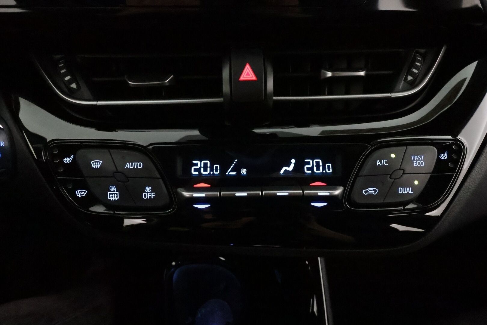TOYOTA C-HR 2021 1.8 Hybrid X-Edition **Adapt.vakkari / JBL / LED / P.kamera / KeylessGo / Ratinlämmitin** - Kahdet renkaat aluvanteilla