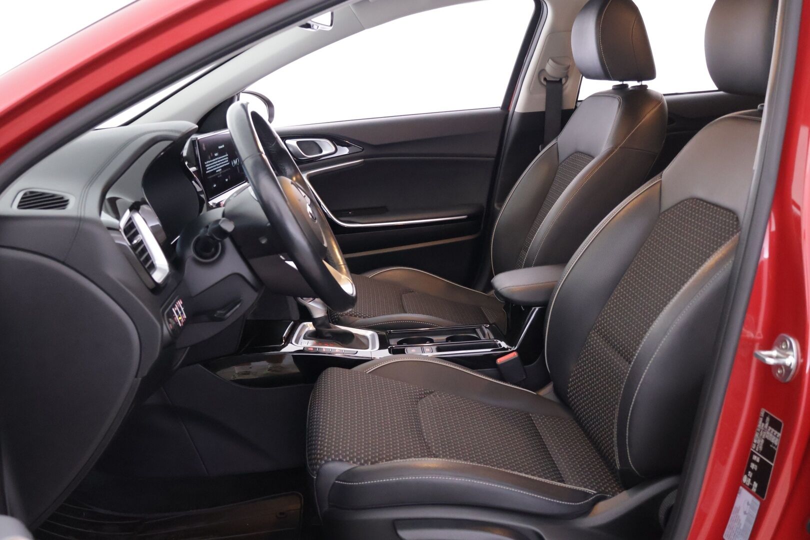 KIA XCEED 2020 1,6 GDI Plug-In Hybrid Business Premium DCT **Adapt.vakkari / P.kamera / Digimittaristo / KeylessGo / Puolinahat** - Merkkihuollettu / Kahdet renkaat aluvanteilla