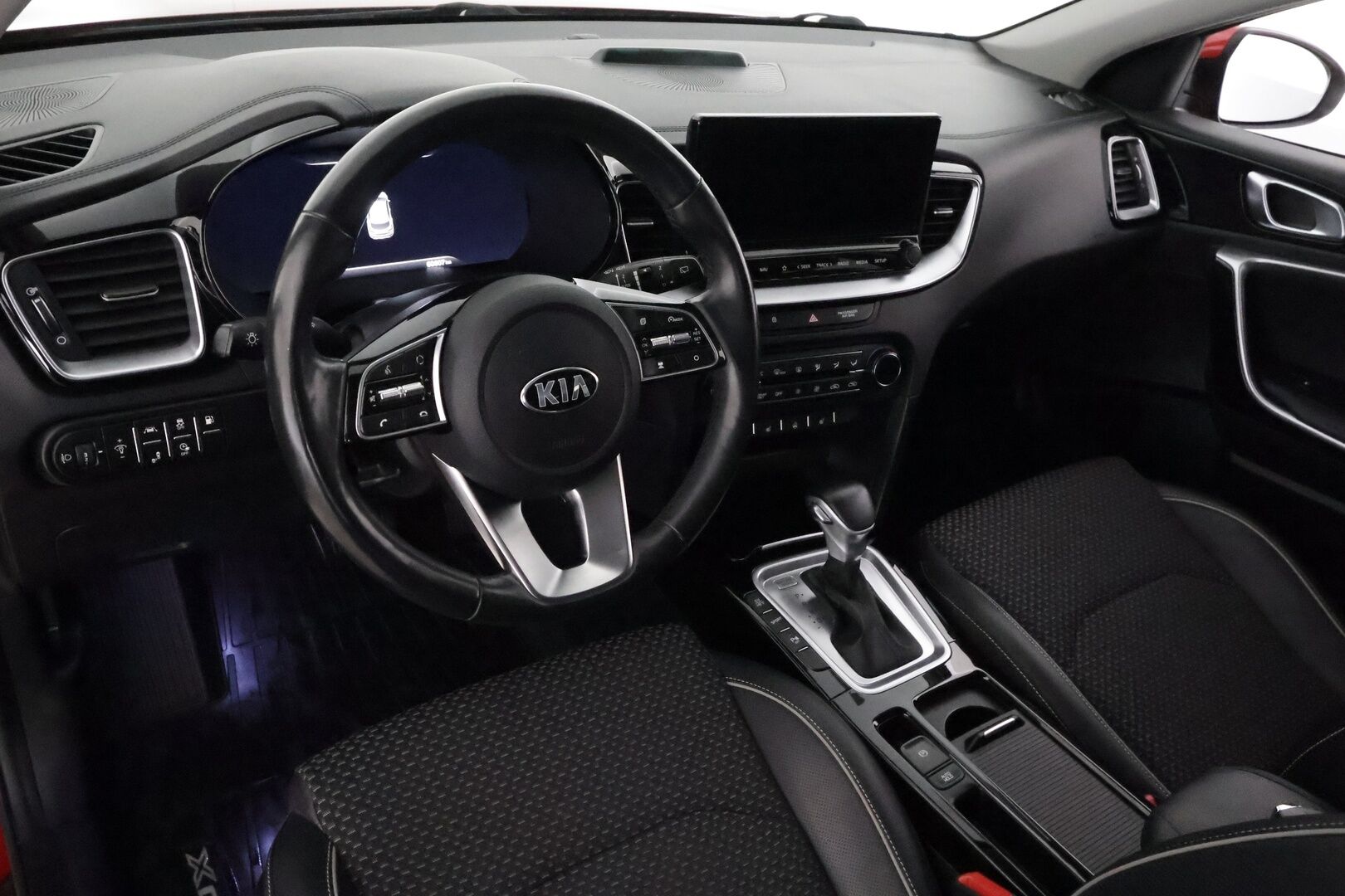KIA XCEED 2020 1,6 GDI Plug-In Hybrid Business Premium DCT **Adapt.vakkari / P.kamera / Digimittaristo / KeylessGo / Puolinahat** - Merkkihuollettu / Kahdet renkaat aluvanteilla