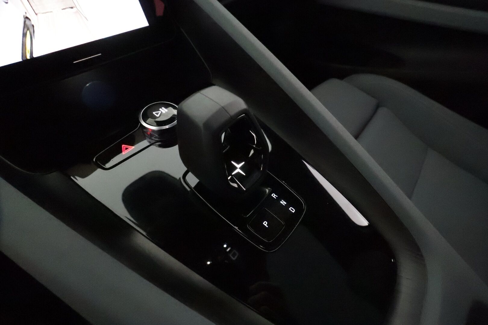 POLESTAR 2 2022 Long Range AWD 78kWh **H&K / PIlot&Plus / Muistipenkki / Lämpöpumppu / Adapt.vakkari / Lasikatto / Koukku / 360** - 3,99 % KORKOTARJOUS TÄHÄN AUTOON - Akku kuntotarkastettu / Merkkihuollettu / Ratinlämmitin / WeaveTech-verhoilu / Pixel LED