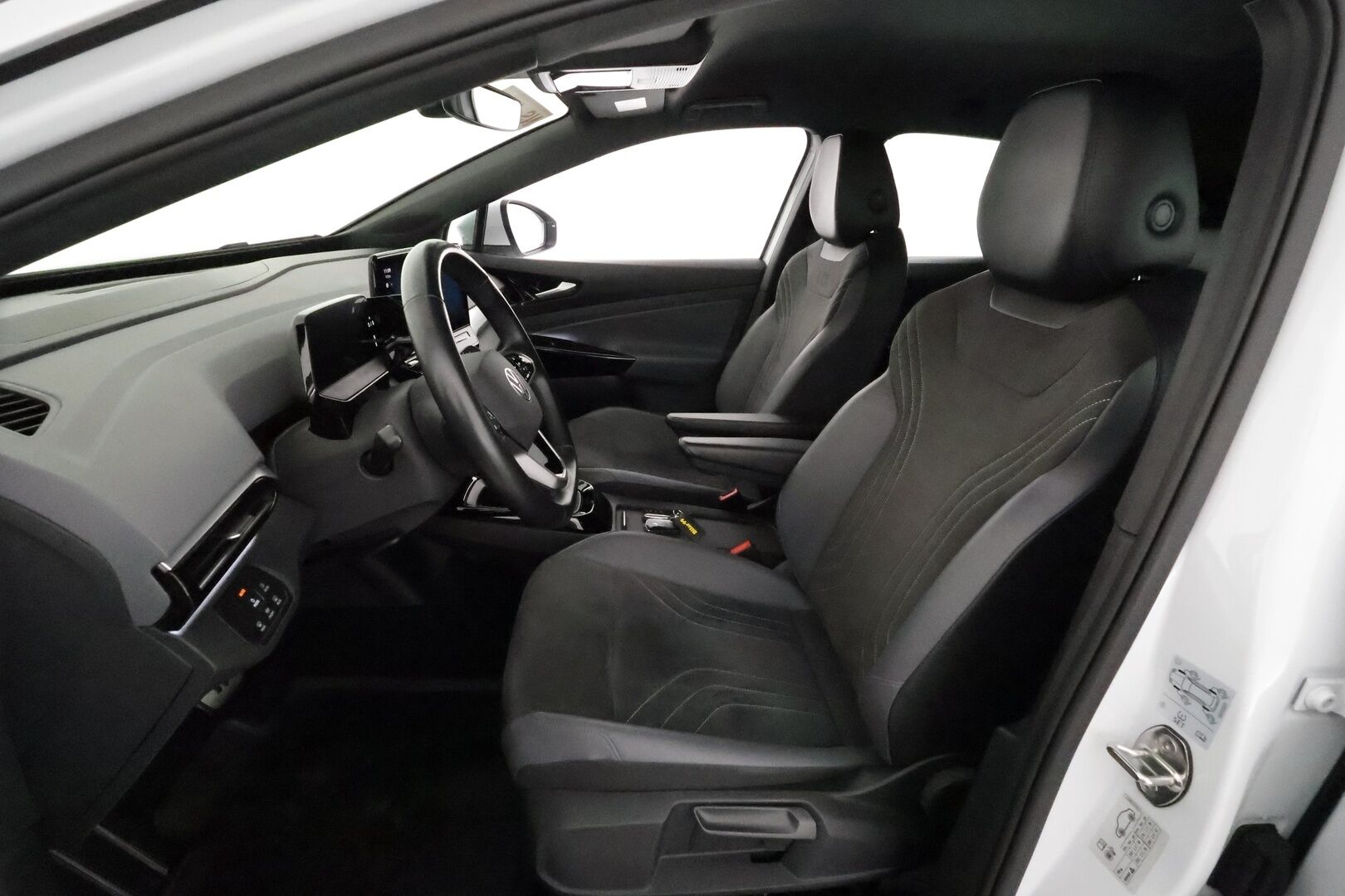 VOLKSWAGEN ID.5 2022 Pro Performance 150 kW, akku 77 kWh **Adapt.vakkari / Lämpöpumppu / P.kamera / Koukku / Digimittaristo** - 3,99 % KORKOTARJOUS TÄHÄN AUTOON - Akku kuntotarkastettu! / Kahdet renkaat aluvanteilla