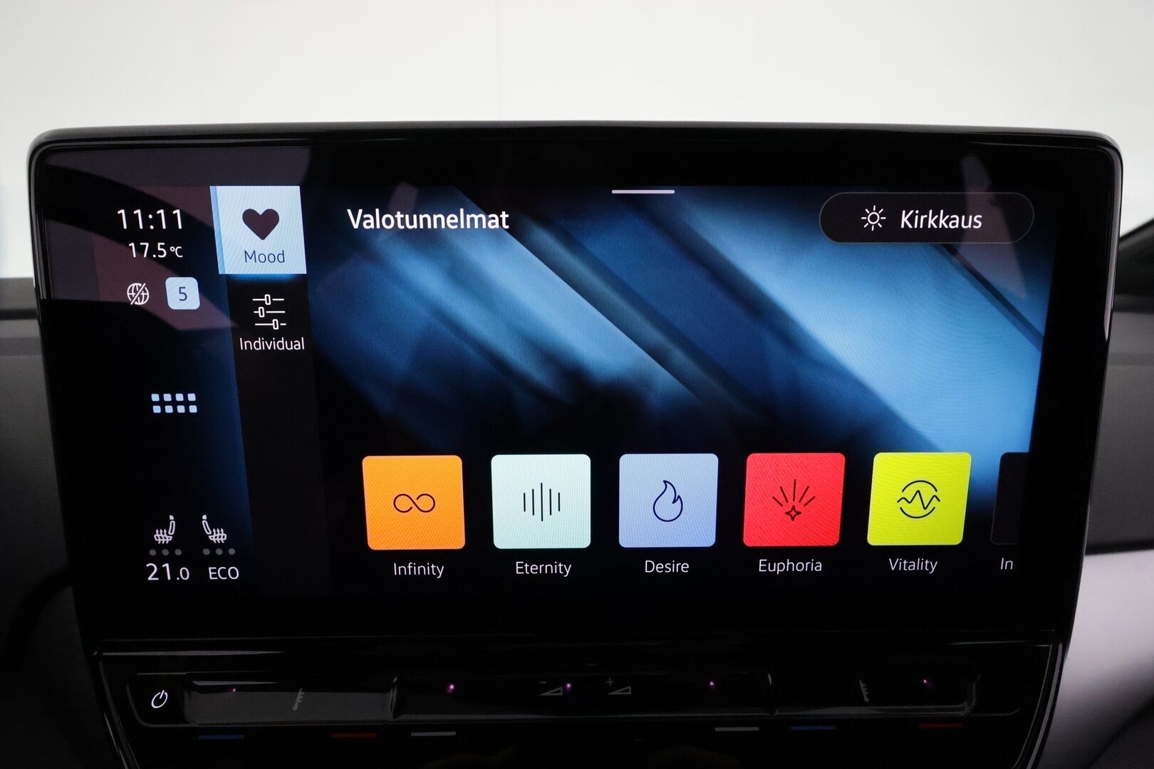 VOLKSWAGEN ID.5 2022 Pro Performance 150 kW, akku 77 kWh **Adapt.vakkari / Lämpöpumppu / P.kamera / Koukku / Digimittaristo** - 3,99 % KORKOTARJOUS TÄHÄN AUTOON - Akku kuntotarkastettu! / Kahdet renkaat aluvanteilla