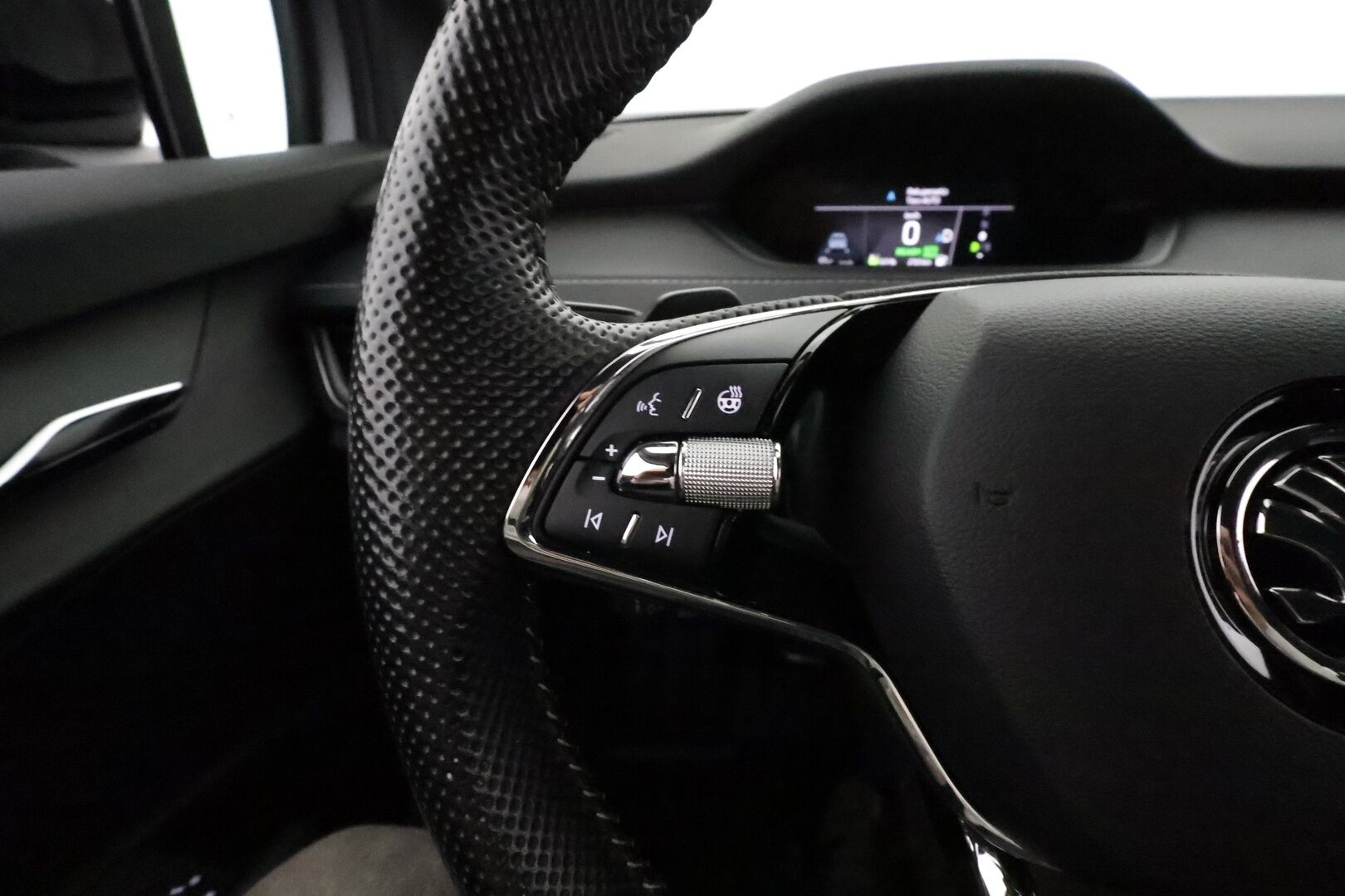 SKODA ENYAQ 2022 80 iV Sportline ** Muistipenkki / Matrix LED / Lämpöpumppu / Adapt.vakkari / Koukku / P.kamera / Sporttipenkit / Navi** - 3,99 % KORKOTARJOUS TÄHÄN AUTOON - Akku kuntotarkastettu! / KeylessGo / Merkkihuollettu / Nahka-Alcantara