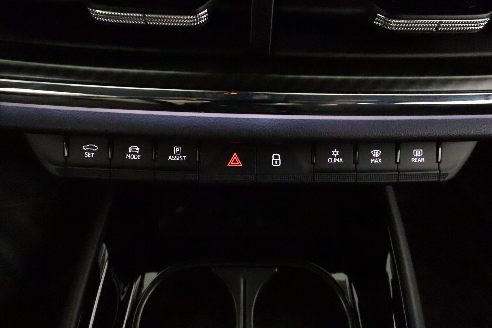 SKODA ENYAQ 2022 80 iV Sportline ** Muistipenkki / Matrix LED / Lämpöpumppu / Adapt.vakkari / Koukku / P.kamera / Sporttipenkit / Navi** - 3,99 % KORKOTARJOUS TÄHÄN AUTOON - Akku kuntotarkastettu! / KeylessGo / Merkkihuollettu / Nahka-Alcantara