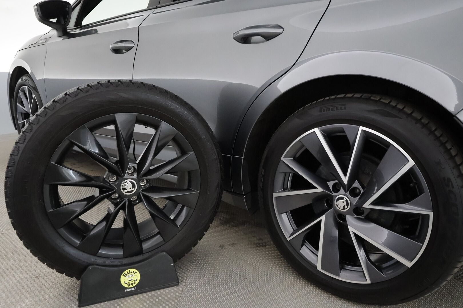 SKODA ENYAQ 2022 80 iV Sportline ** Muistipenkki / Matrix LED / Lämpöpumppu / Adapt.vakkari / Koukku / P.kamera / Sporttipenkit / Navi** - 3,99 % KORKOTARJOUS TÄHÄN AUTOON - Akku kuntotarkastettu! / KeylessGo / Merkkihuollettu / Nahka-Alcantara