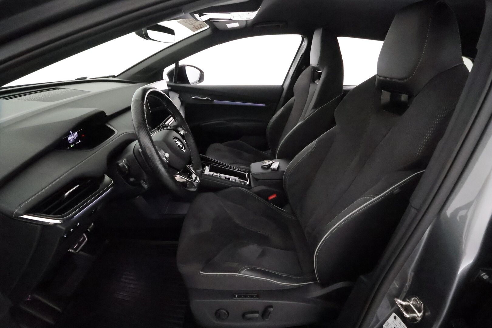 SKODA ENYAQ 2022 80 iV Sportline ** Muistipenkki / Matrix LED / Lämpöpumppu / Adapt.vakkari / Koukku / P.kamera / Sporttipenkit / Navi** - 3,99 % KORKOTARJOUS TÄHÄN AUTOON - Akku kuntotarkastettu! / KeylessGo / Merkkihuollettu / Nahka-Alcantara