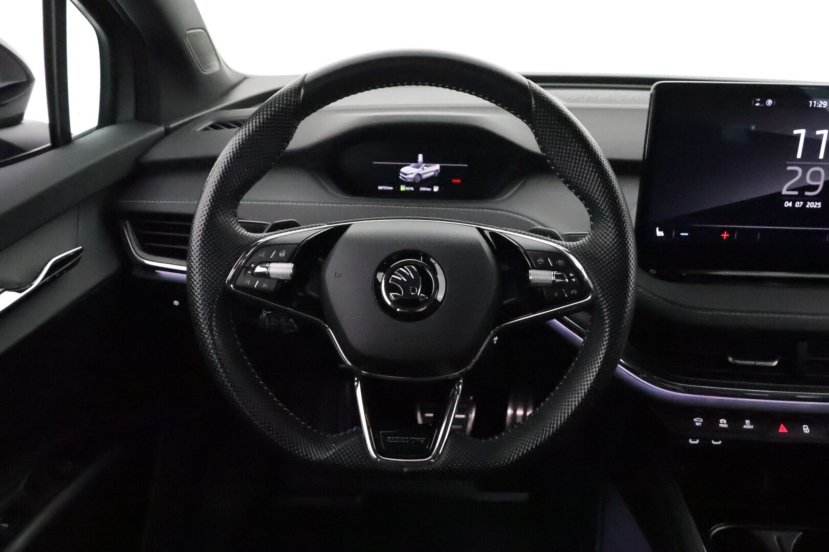 SKODA ENYAQ 2022 80 iV Sportline ** Muistipenkki / Matrix LED / Lämpöpumppu / Adapt.vakkari / Koukku / P.kamera / Sporttipenkit / Navi** - 3,99 % KORKOTARJOUS TÄHÄN AUTOON - Akku kuntotarkastettu! / KeylessGo / Merkkihuollettu / Nahka-Alcantara
