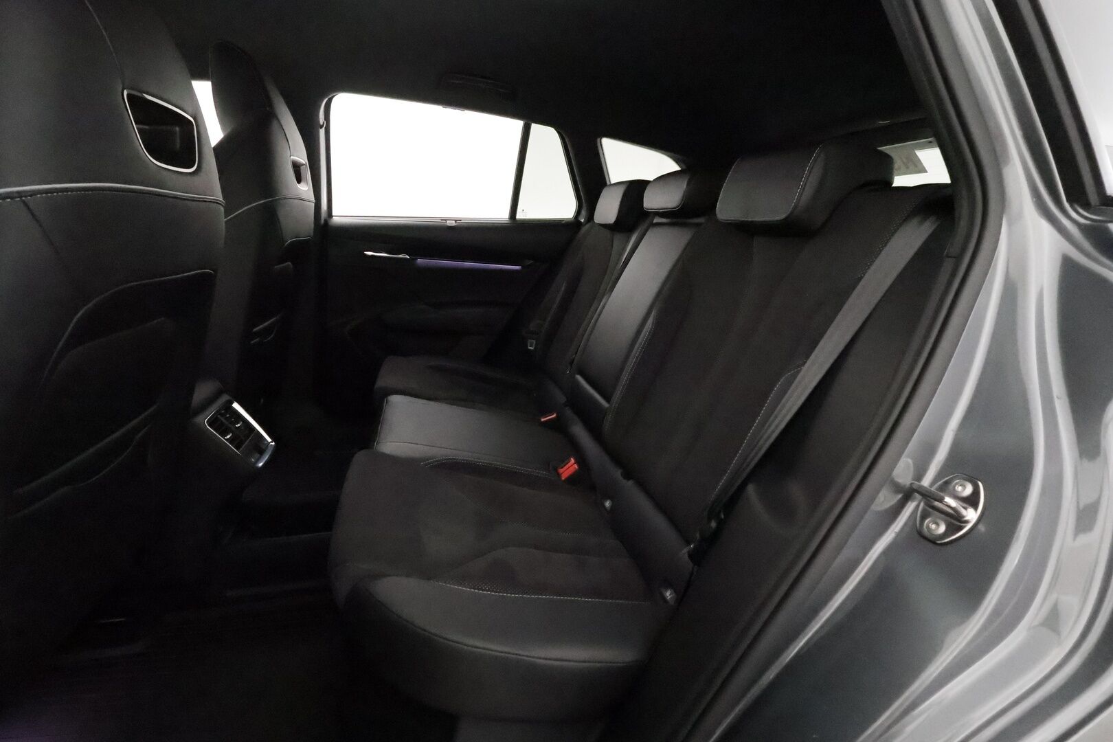 SKODA ENYAQ 2022 80 iV Sportline ** Muistipenkki / Matrix LED / Lämpöpumppu / Adapt.vakkari / Koukku / P.kamera / Sporttipenkit / Navi** - 3,99 % KORKOTARJOUS TÄHÄN AUTOON - Akku kuntotarkastettu! / KeylessGo / Merkkihuollettu / Nahka-Alcantara