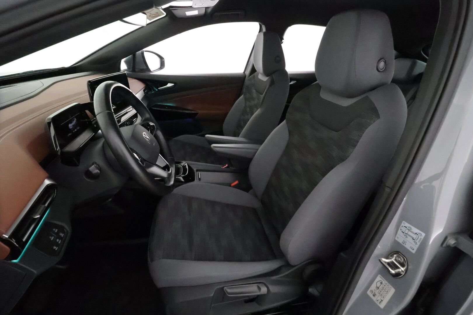 VOLKSWAGEN ID.5 2022 Pro Performance 150 kW, akku 77 kWh **Adapt.vakkari / Lämpöpumppu / Koukku / Ratinlämmitin / P.tutkat** - 3,99 % KORKOTARJOUS TÄHÄN AUTOON - Kahdet renkaat aluvanteilla / Merkkihuollettu