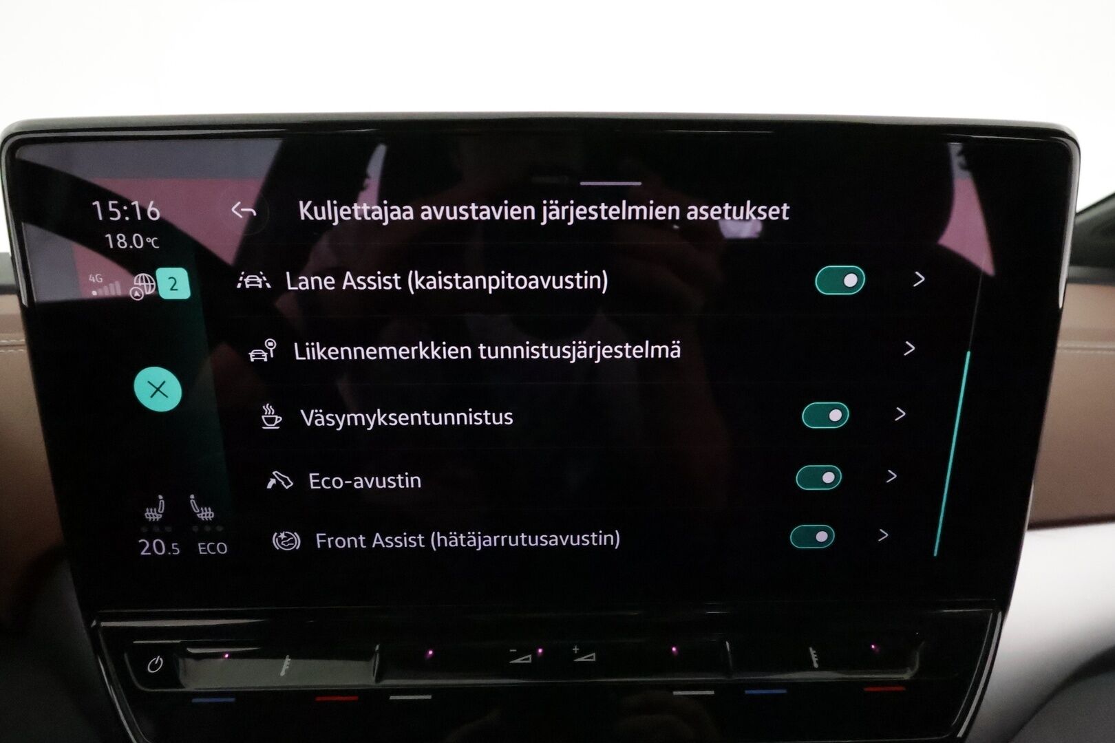 VOLKSWAGEN ID.5 2022 Pro Performance 150 kW, akku 77 kWh **Adapt.vakkari / Lämpöpumppu / Koukku / Ratinlämmitin / P.tutkat** - 3,99 % KORKOTARJOUS TÄHÄN AUTOON - Kahdet renkaat aluvanteilla / Merkkihuollettu