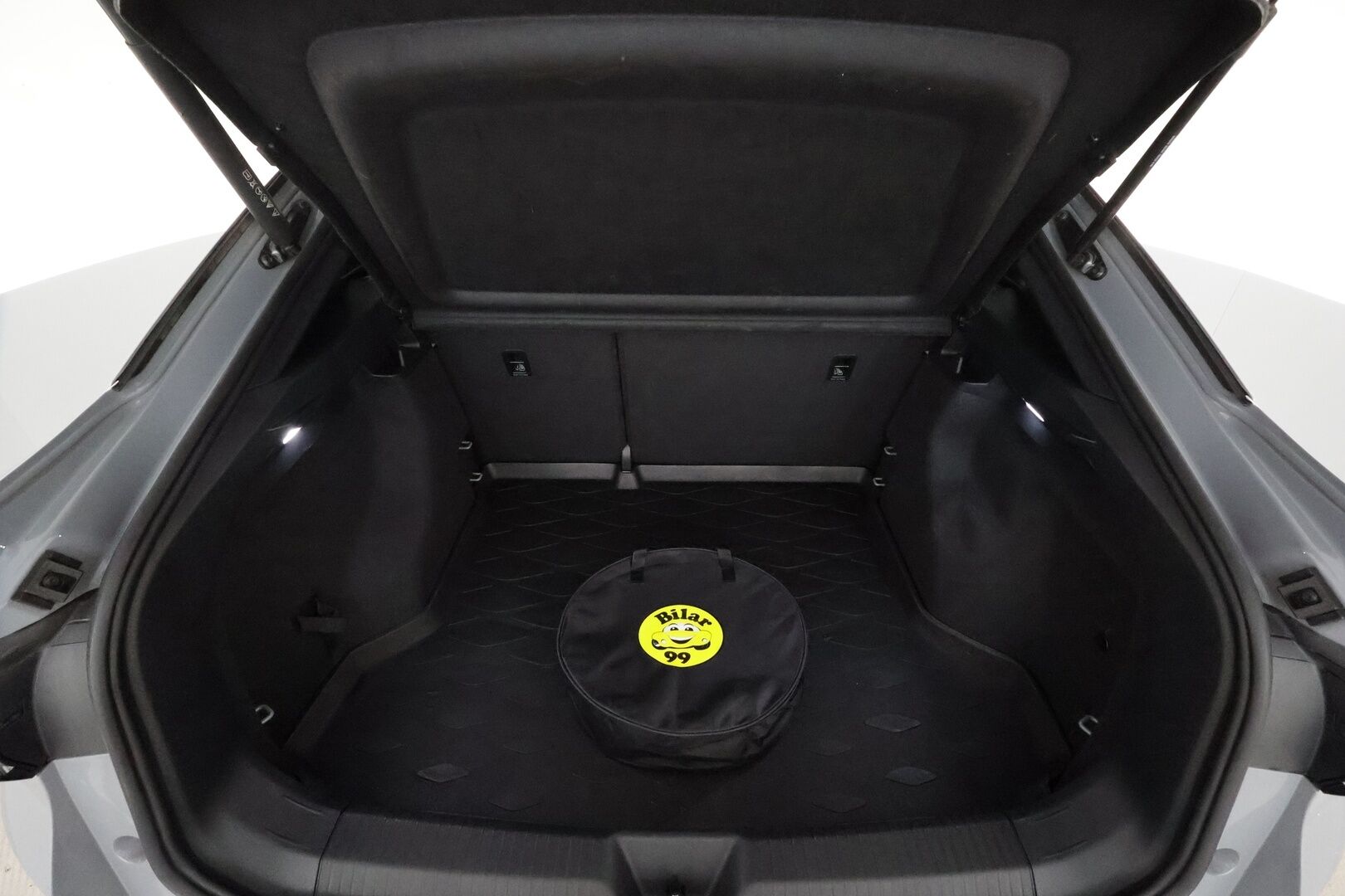 VOLKSWAGEN ID.5 2022 Pro Performance 150 kW, akku 77 kWh **Adapt.vakkari / Lämpöpumppu / Koukku / Ratinlämmitin / P.tutkat** - 3,99 % KORKOTARJOUS TÄHÄN AUTOON - Kahdet renkaat aluvanteilla / Merkkihuollettu