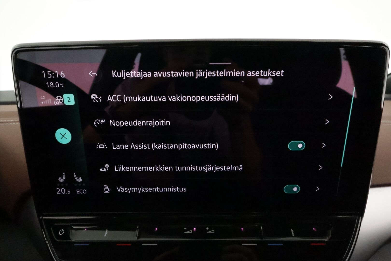 VOLKSWAGEN ID.5 2022 Pro Performance 150 kW, akku 77 kWh **Adapt.vakkari / Lämpöpumppu / Koukku / Ratinlämmitin / P.tutkat** - 3,99 % KORKOTARJOUS TÄHÄN AUTOON - Kahdet renkaat aluvanteilla / Merkkihuollettu