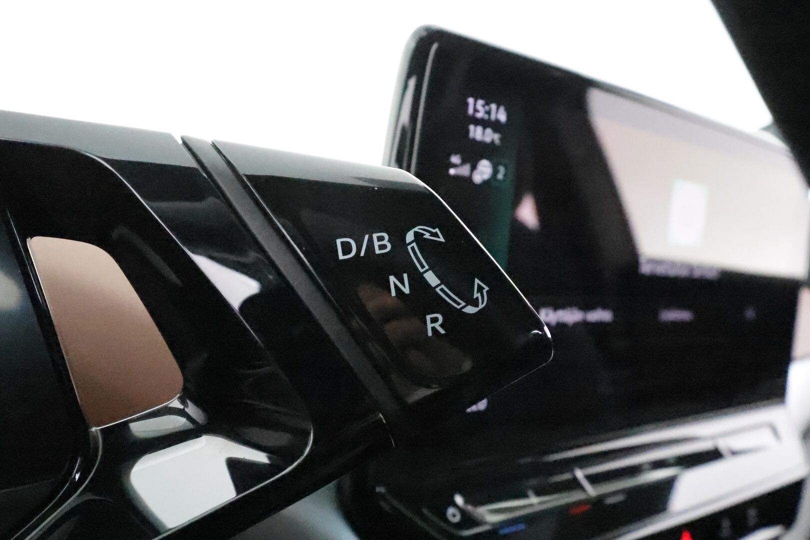 VOLKSWAGEN ID.5 2022 Pro Performance 150 kW, akku 77 kWh **Adapt.vakkari / Lämpöpumppu / Koukku / Ratinlämmitin / P.tutkat** - 3,99 % KORKOTARJOUS TÄHÄN AUTOON - Kahdet renkaat aluvanteilla / Merkkihuollettu
