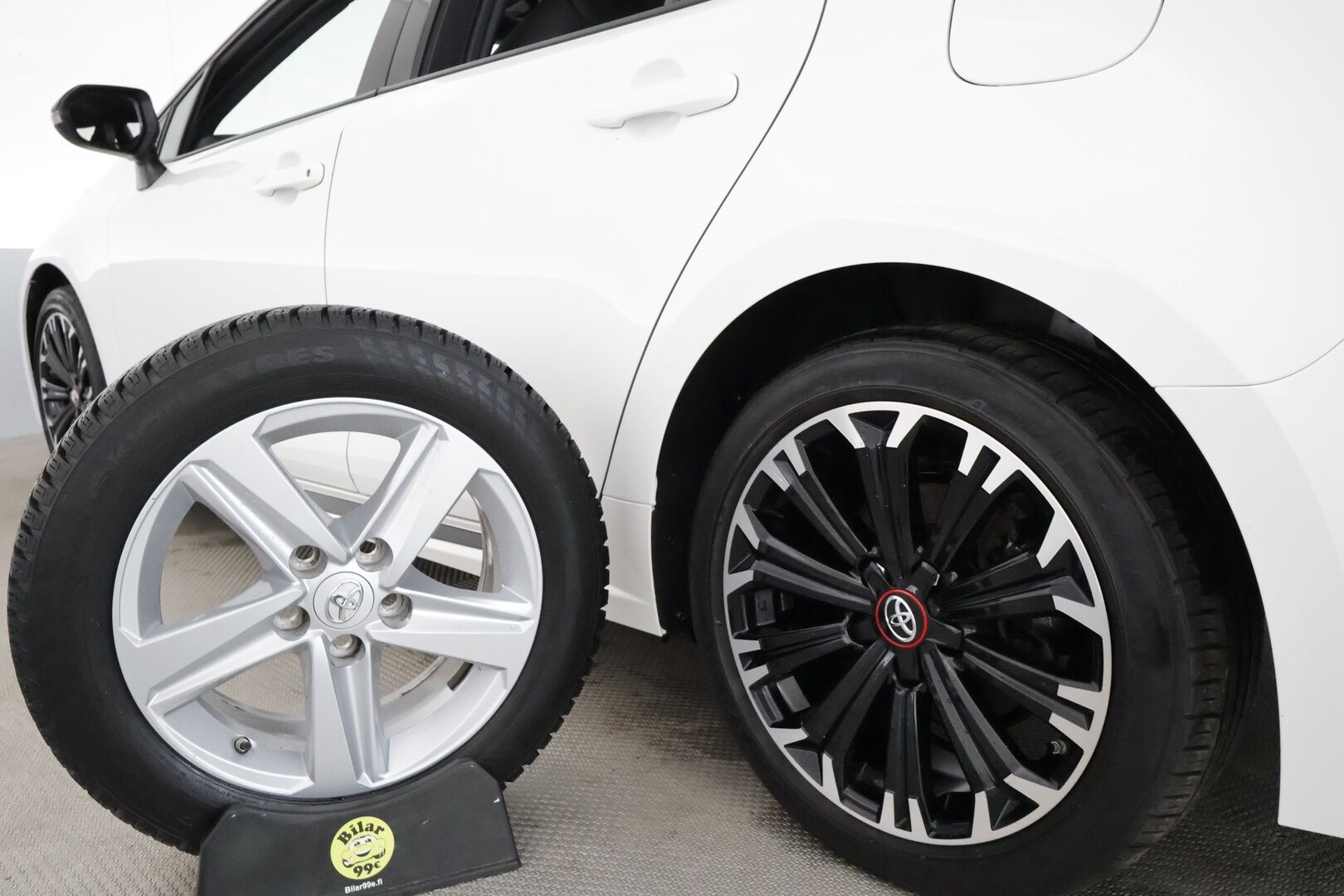 TOYOTA COROLLA 2022 Touring Sports 1,8 Hybrid GR Sport **Adapt.vakkari / P.kamera / Digimittaristo / Sporttipenkit / Ratinlämmitin / Navi** - Merkkihuollettu / Kahdet renkaat aluvanteilla / Kattotelineet / Puolinahat