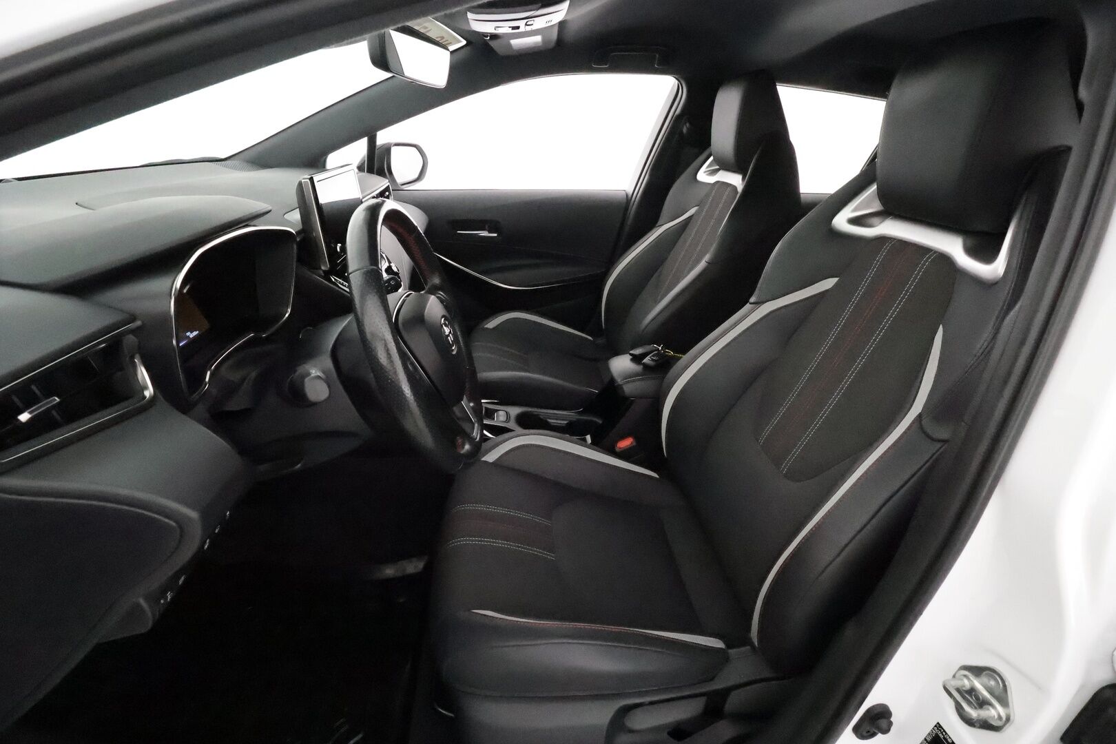 TOYOTA COROLLA 2022 Touring Sports 1,8 Hybrid GR Sport **Adapt.vakkari / P.kamera / Digimittaristo / Sporttipenkit / Ratinlämmitin / Navi** - Merkkihuollettu / Kahdet renkaat aluvanteilla / Kattotelineet / Puolinahat