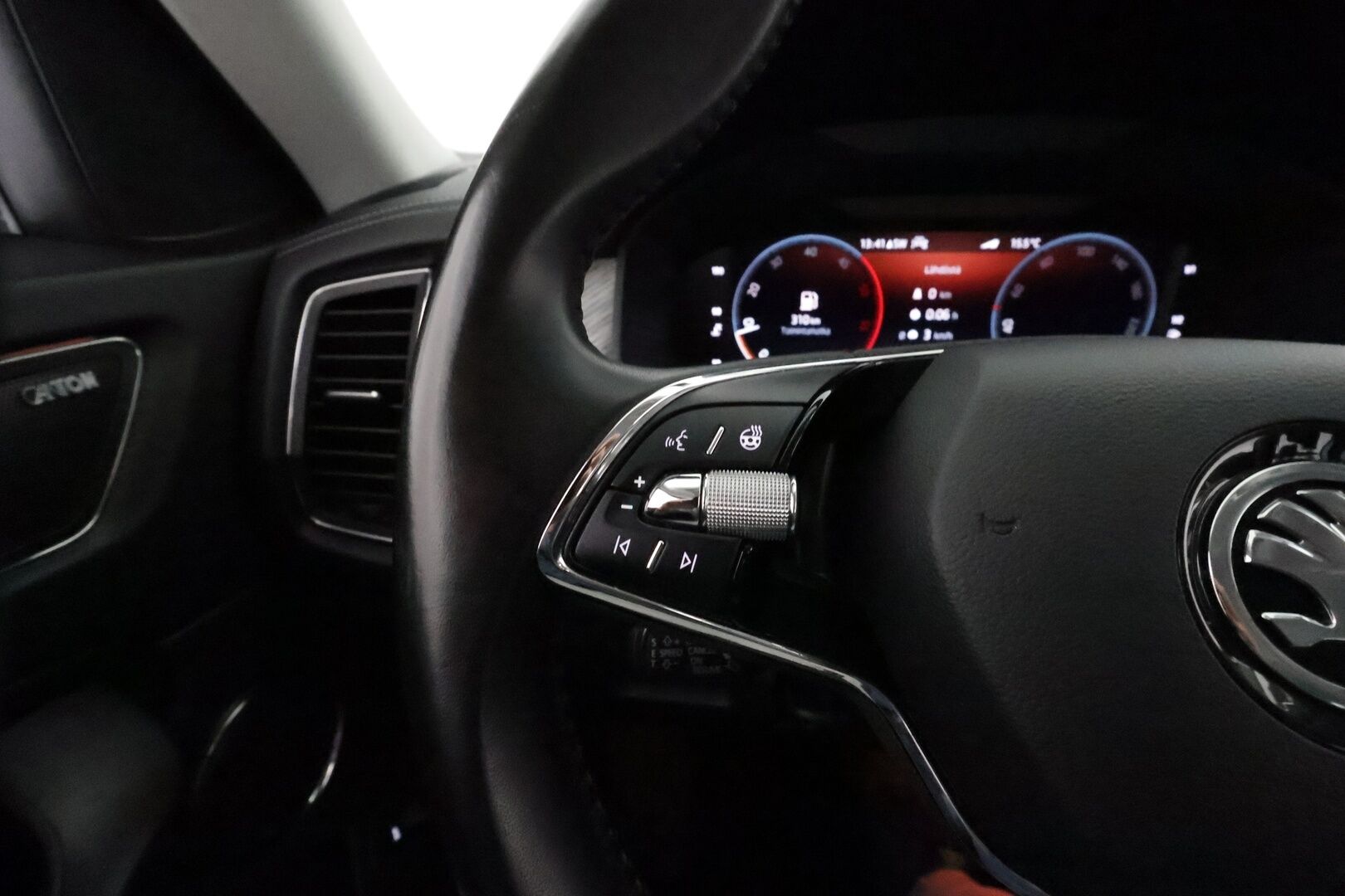 SKODA KODIAQ 2022 2.0 TDI 200 4x4 Style DSG Autom. - 3,99 % KORKOTARJOUS TÄHÄN AUTOON 31.8. ASTI! - Webasto / Adapt.Vakkari / Matrix LED / Vetokoukku / Peruutuskamera / Canton Premium Sound / Keyless / ALV / Supervarusteet!