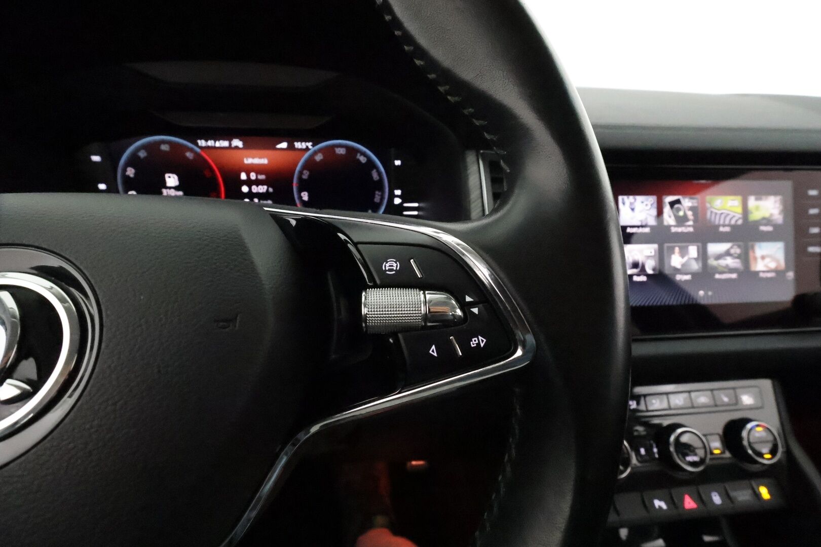 SKODA KODIAQ 2022 2.0 TDI 200 4x4 Style DSG Autom. - 3,99 % KORKOTARJOUS TÄHÄN AUTOON 31.8. ASTI! - Webasto / Adapt.Vakkari / Matrix LED / Vetokoukku / Peruutuskamera / Canton Premium Sound / Keyless / ALV / Supervarusteet!