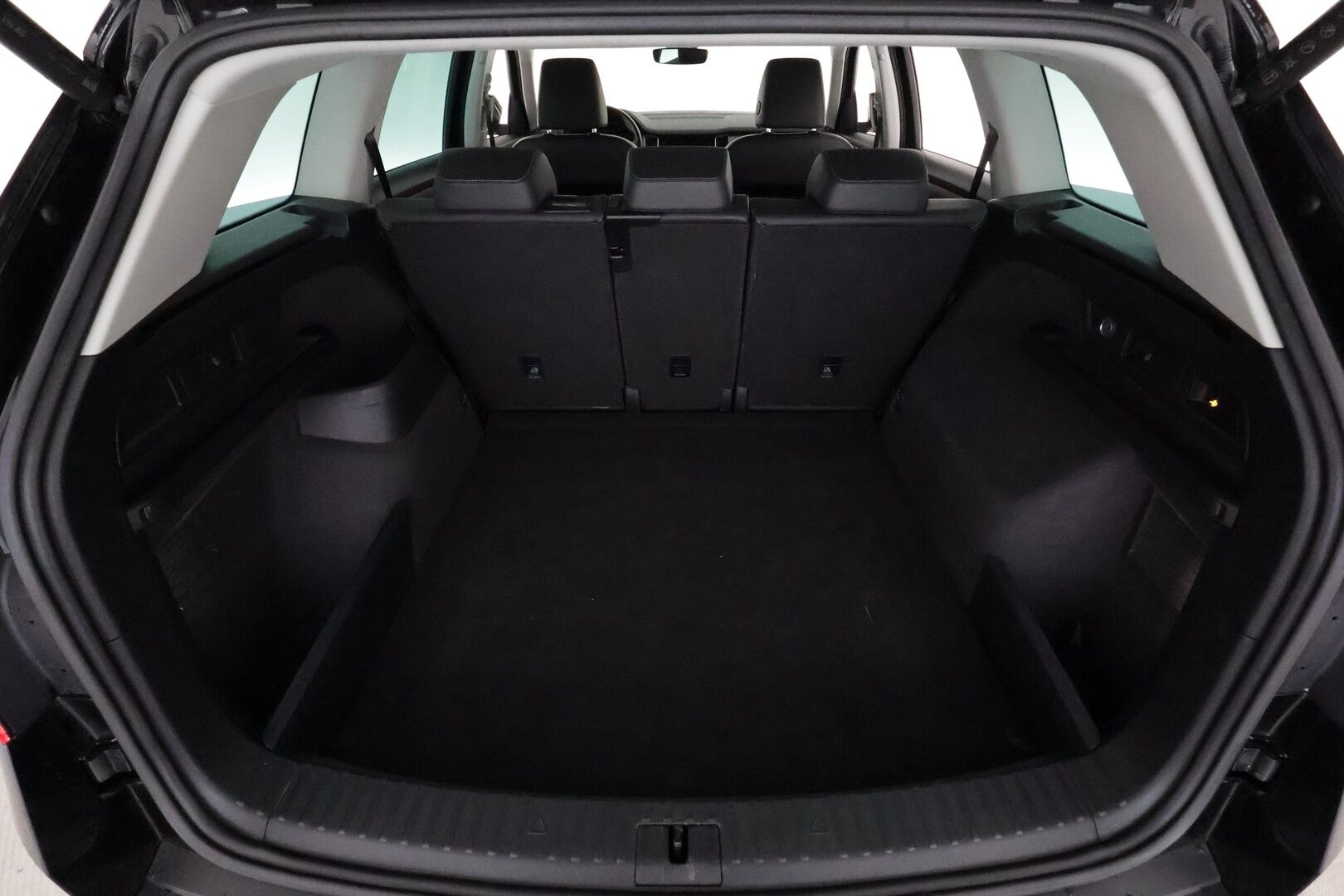 SKODA KODIAQ 2022 2.0 TDI 200 4x4 Style DSG Autom. - 3,99 % KORKOTARJOUS TÄHÄN AUTOON 31.8. ASTI! - Webasto / Adapt.Vakkari / Matrix LED / Vetokoukku / Peruutuskamera / Canton Premium Sound / Keyless / ALV / Supervarusteet!