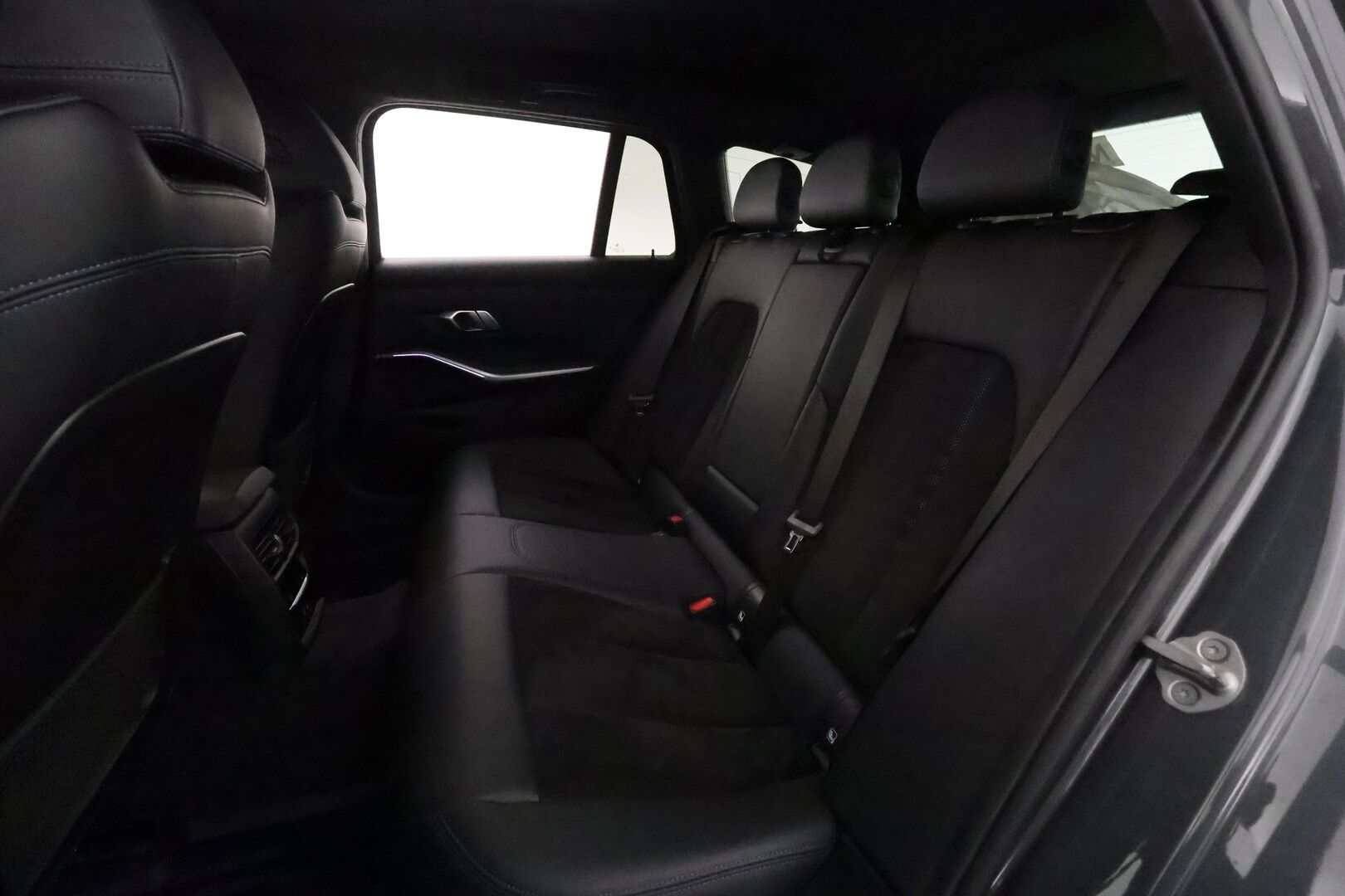 BMW 330E 2022 G21 Xdrive Steptronic M-Sport **LED-valot / HiFi / P.kamera / Sporttipenkit / Navi / Kaistavahti / Digimittaristo** - 3,99 % KORKOTARJOUS TÄHÄN AUTOON - 2x Latauskaapelit / Kahdet Renkaat