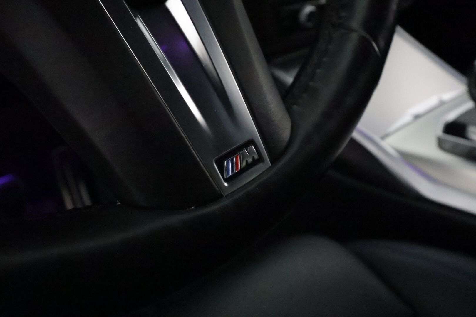 BMW 330E 2022 G21 Xdrive Steptronic M-Sport **LED-valot / HiFi / P.kamera / Sporttipenkit / Navi / Kaistavahti / Digimittaristo** - 3,99 % KORKOTARJOUS TÄHÄN AUTOON - 2x Latauskaapelit / Kahdet Renkaat