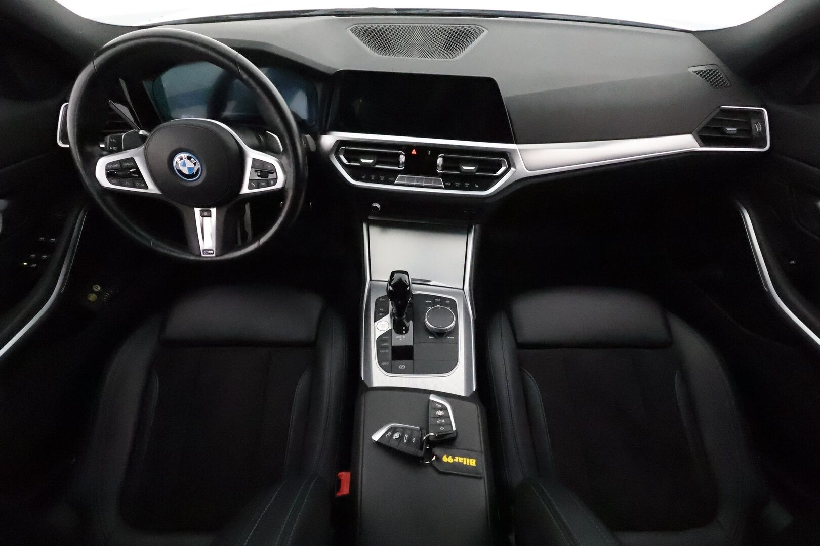 BMW 330E 2022 G21 Xdrive Steptronic M-Sport **LED-valot / HiFi / P.kamera / Sporttipenkit / Navi / Kaistavahti / Digimittaristo** - 3,99 % KORKOTARJOUS TÄHÄN AUTOON - 2x Latauskaapelit / Kahdet Renkaat