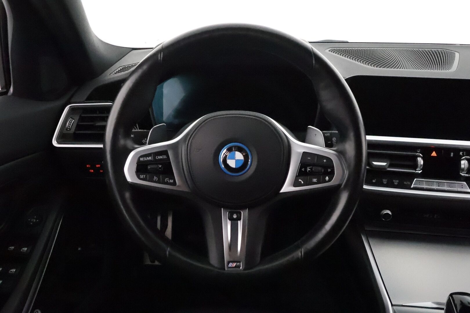 BMW 330E 2022 G21 Xdrive Steptronic M-Sport **LED-valot / HiFi / P.kamera / Sporttipenkit / Navi / Kaistavahti / Digimittaristo** - 3,99 % KORKOTARJOUS TÄHÄN AUTOON - 2x Latauskaapelit / Kahdet Renkaat